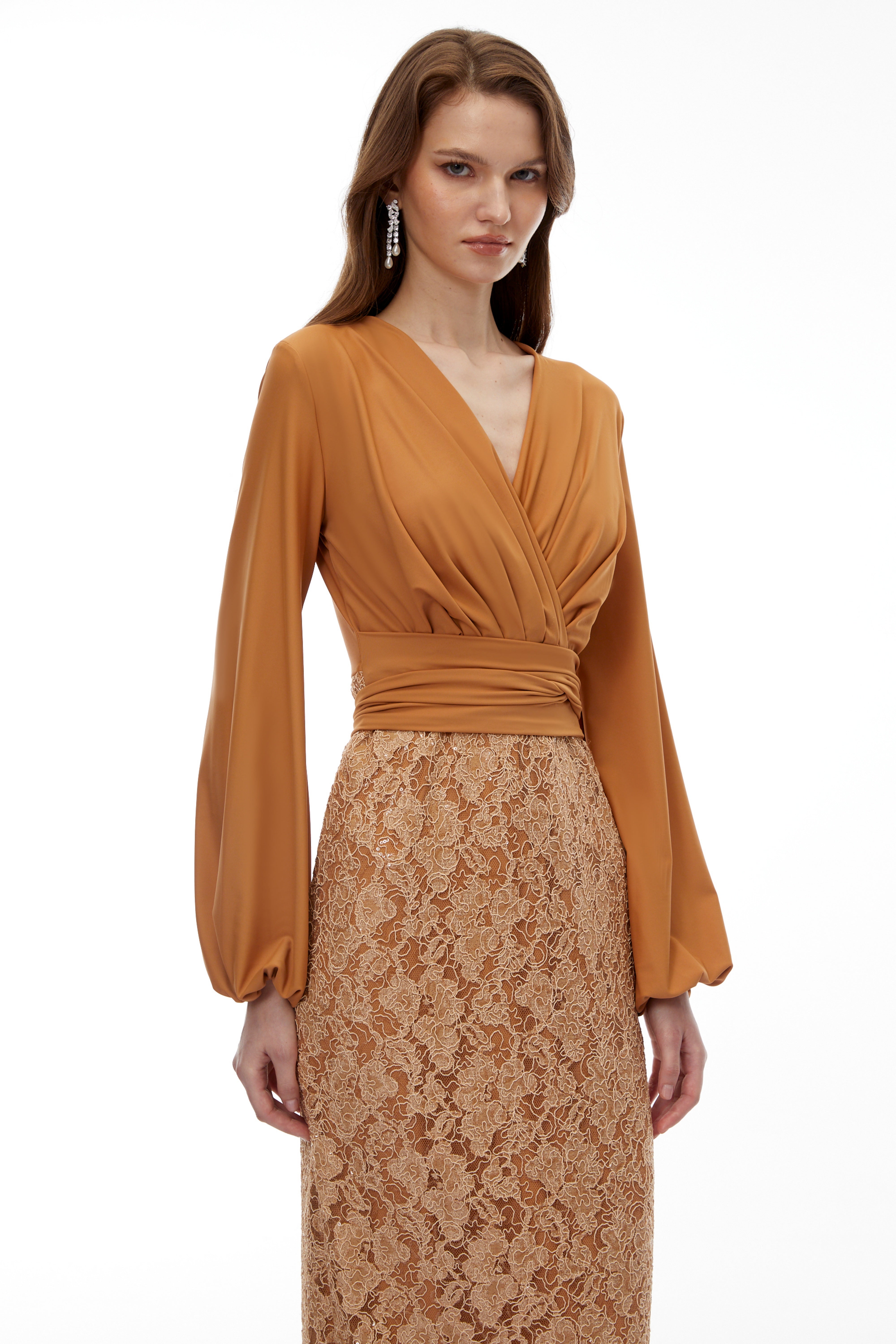 فستان ماكسي من الدانتيل بني اللون من فاونا بفتحة صدر عميقة