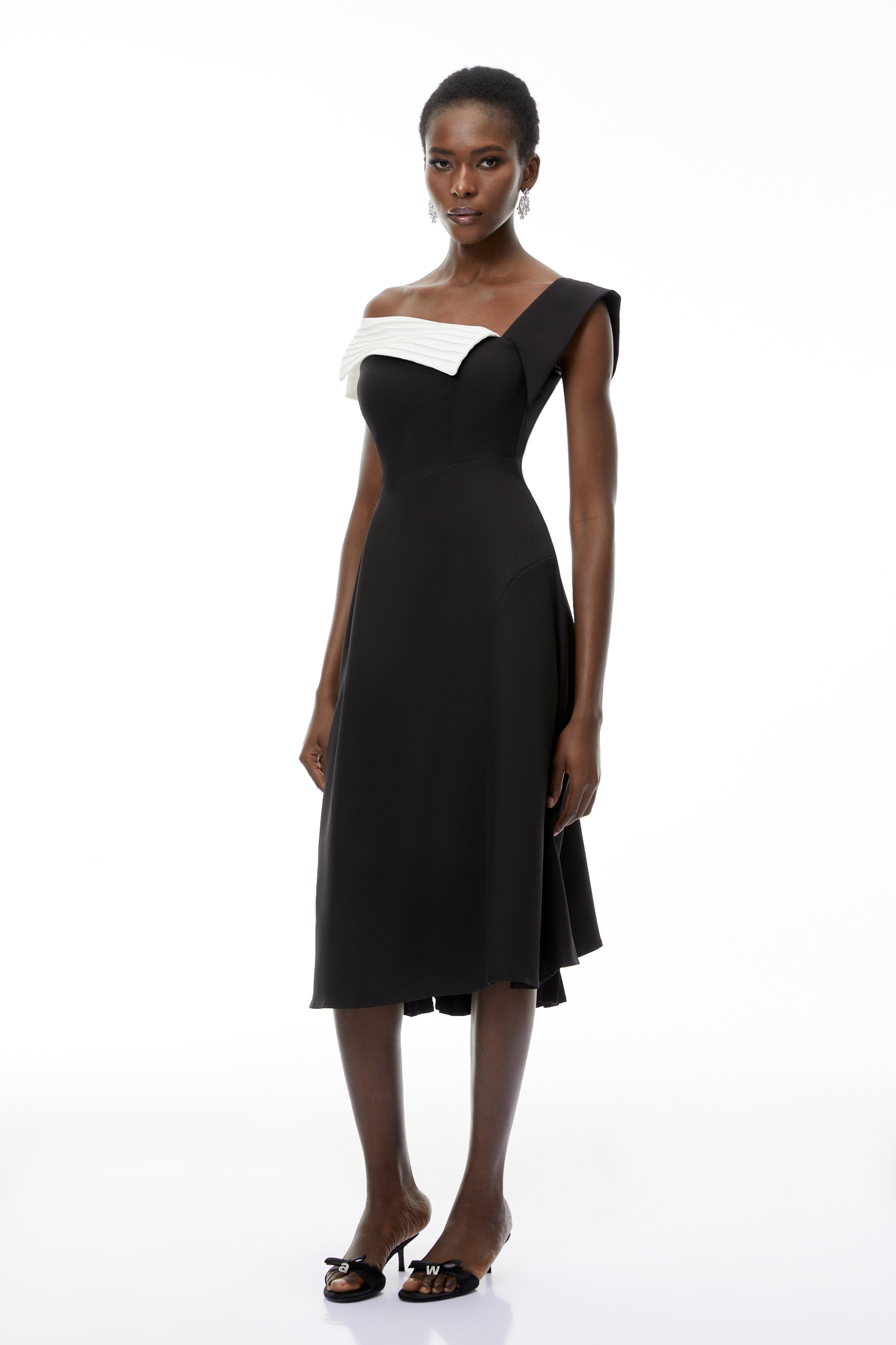 فستان فاوستين الأسود غير المتماثل بطول متوسط وبتصميم بلوكات الألوان