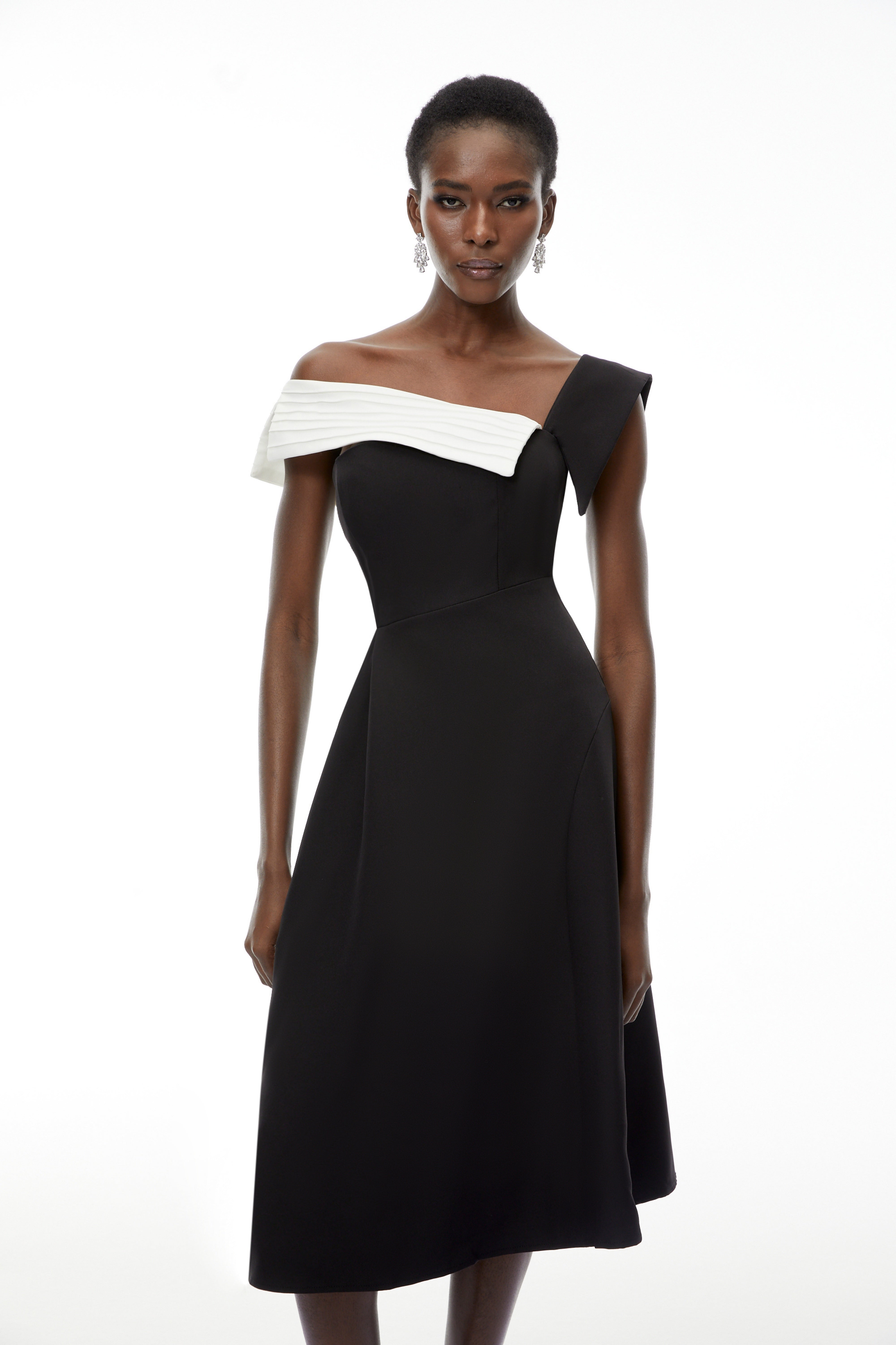 فستان فاوستين الأسود غير المتماثل بطول متوسط وبتصميم بلوكات الألوان