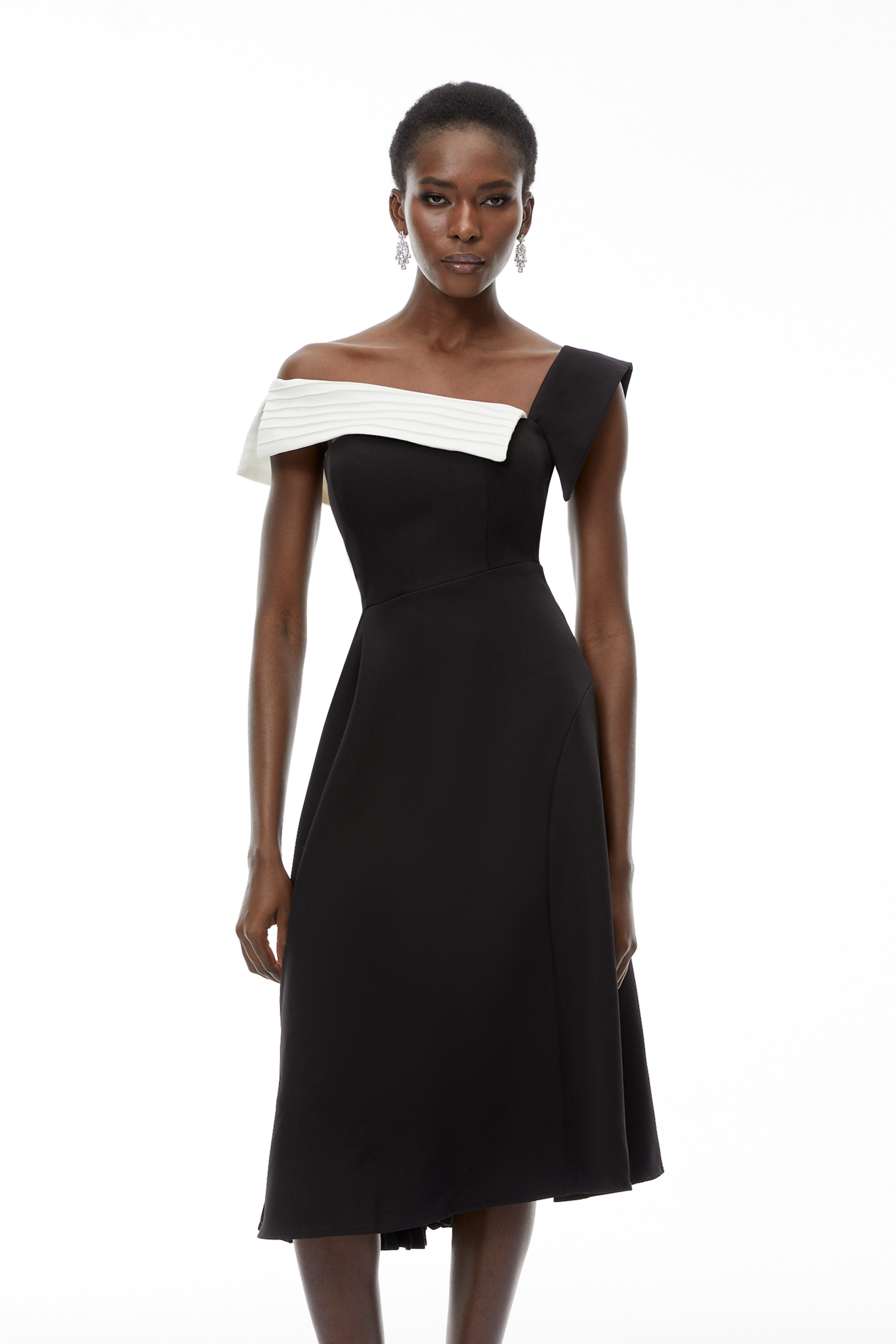 فستان فاوستين الأسود غير المتماثل بطول متوسط وبتصميم بلوكات الألوان