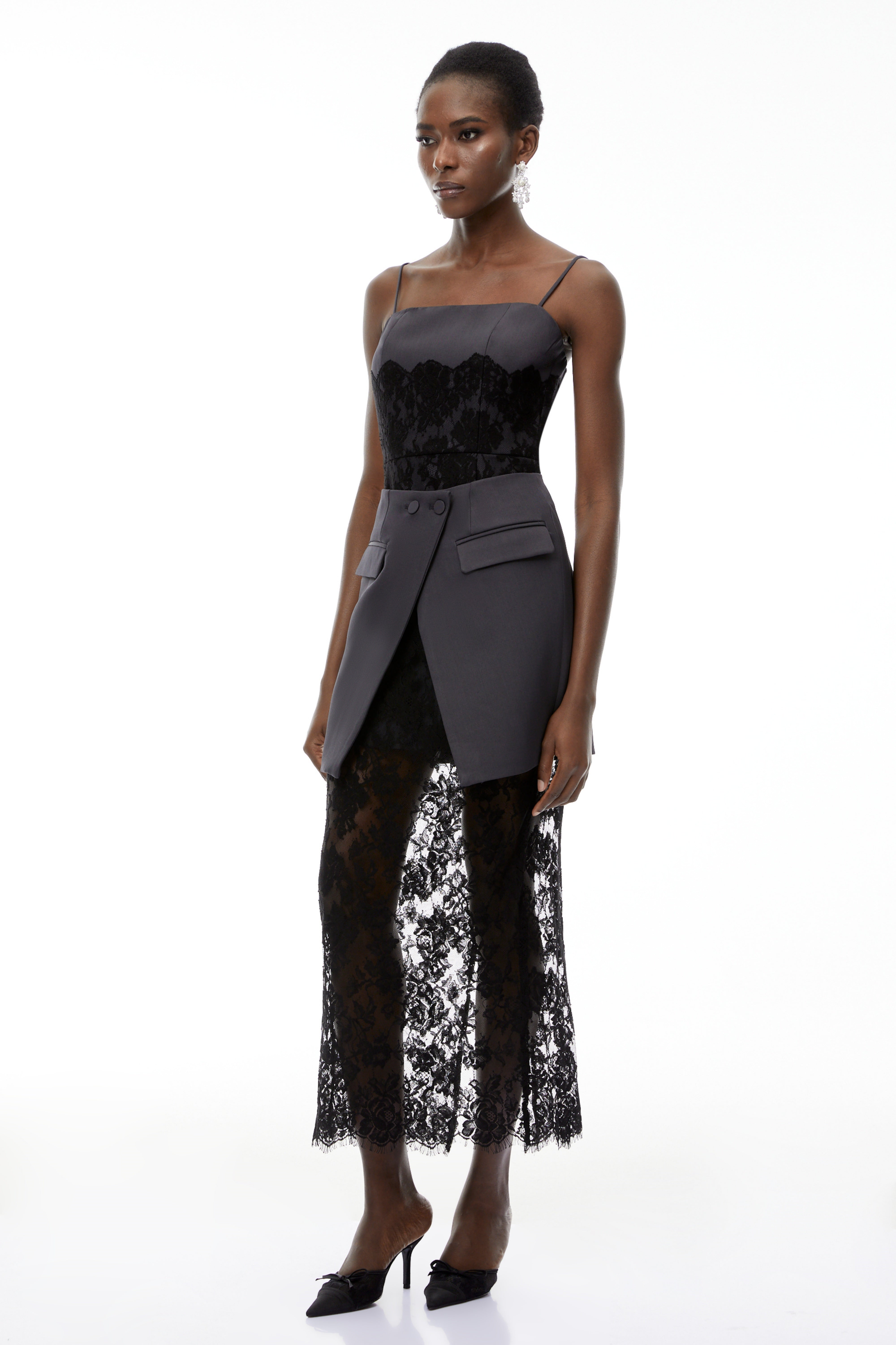 Fiona – Asymmetrisches Maxikleid mit grauen Spitzen-Einsätzen