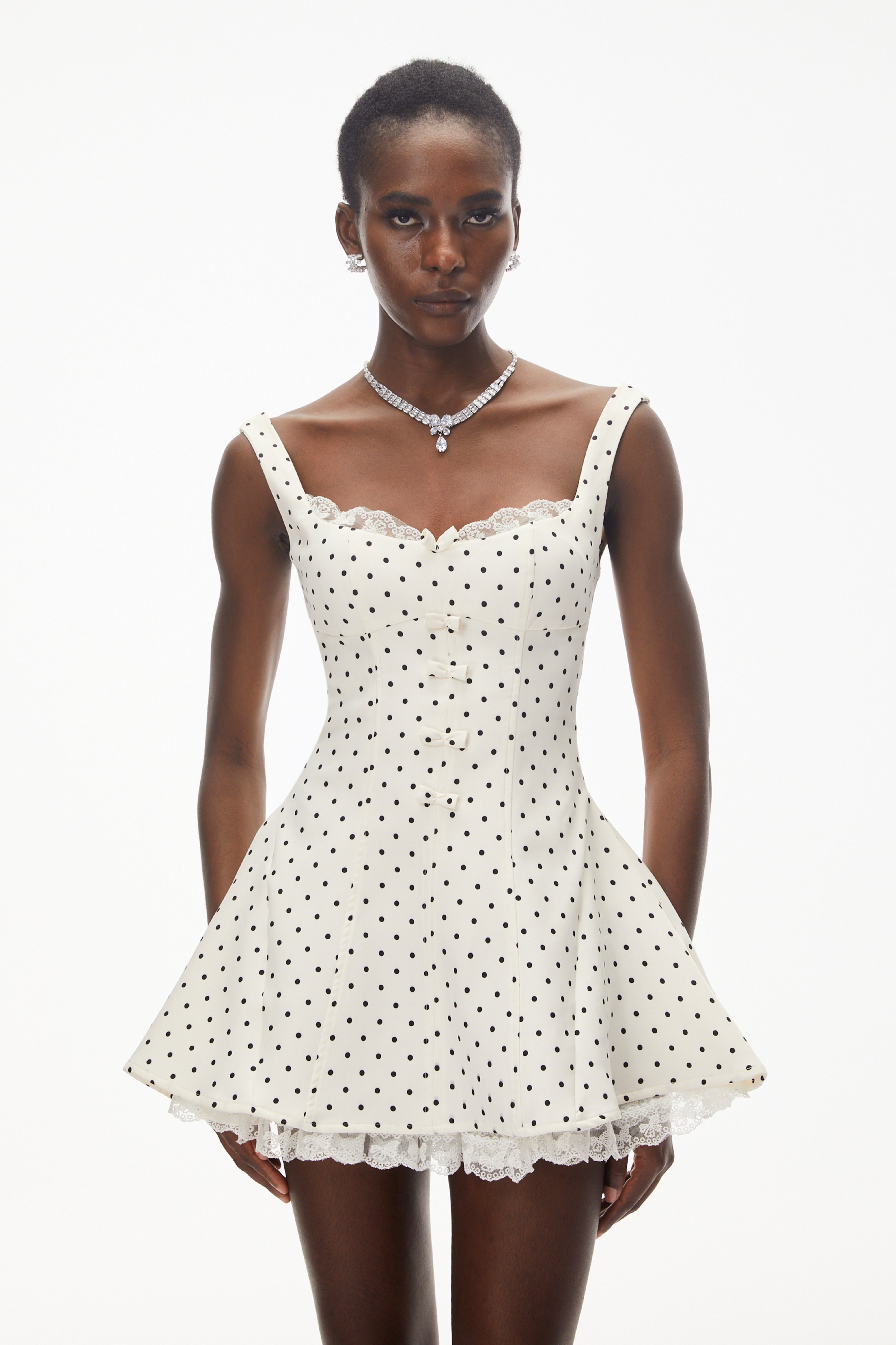 فستان قصير أبيض من فلورنسا بنقشة البولكا دوت مع فيونكة