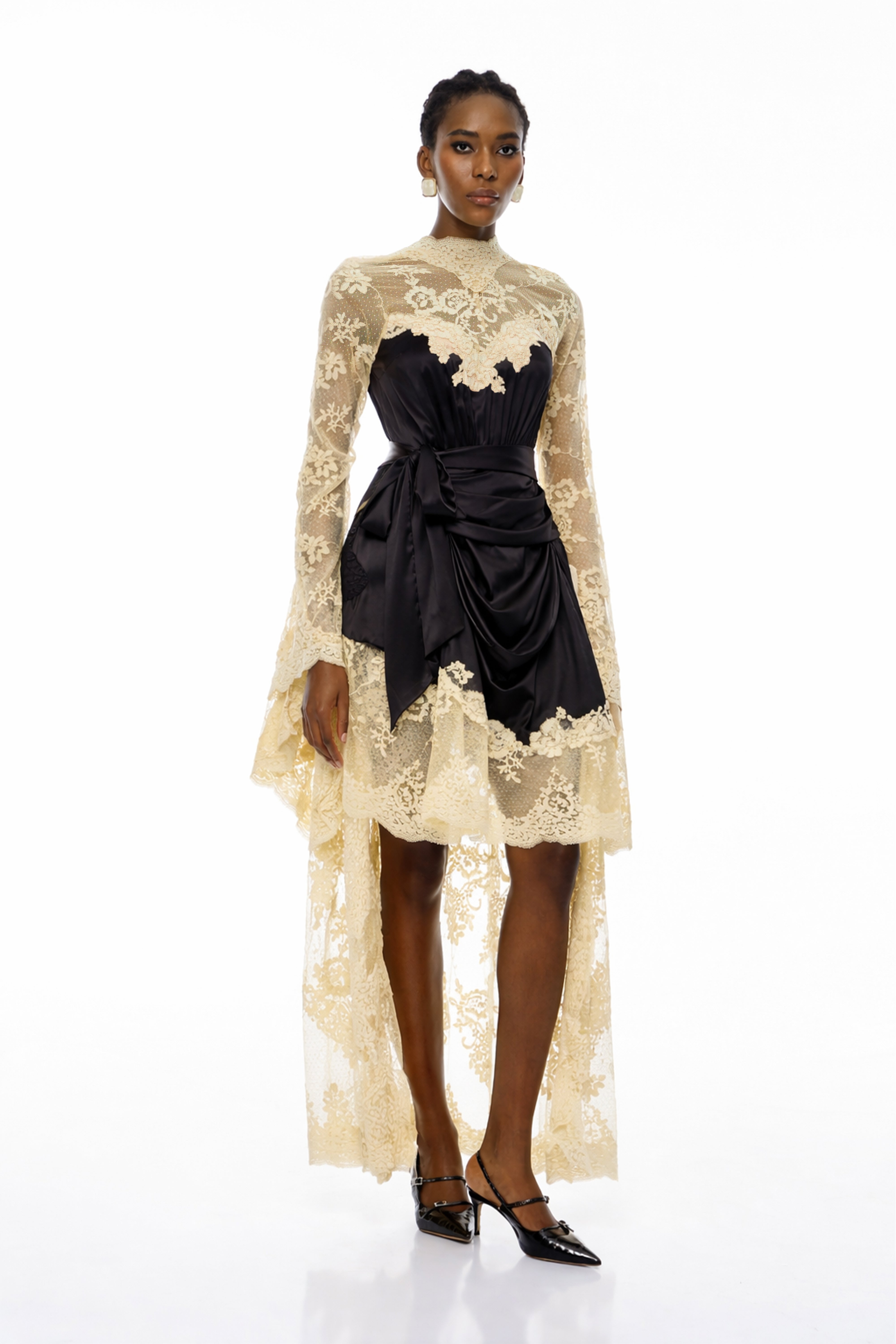 Ashley Bluse mit rotem Spitzeneinsatz und Raffungen