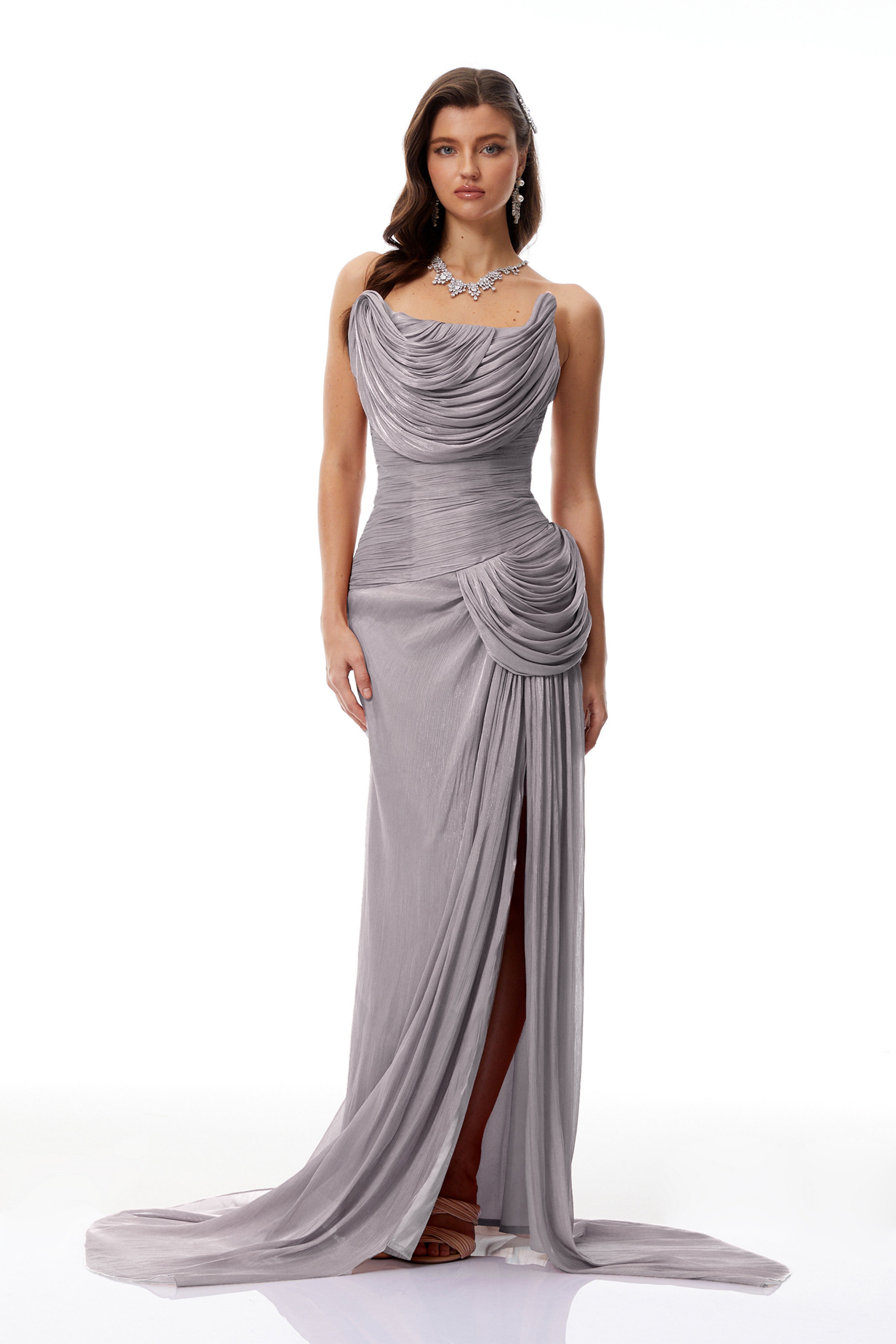 Gelsomina Grey Asymmetrisches, glänzendes Maxikleid mit Raffungen