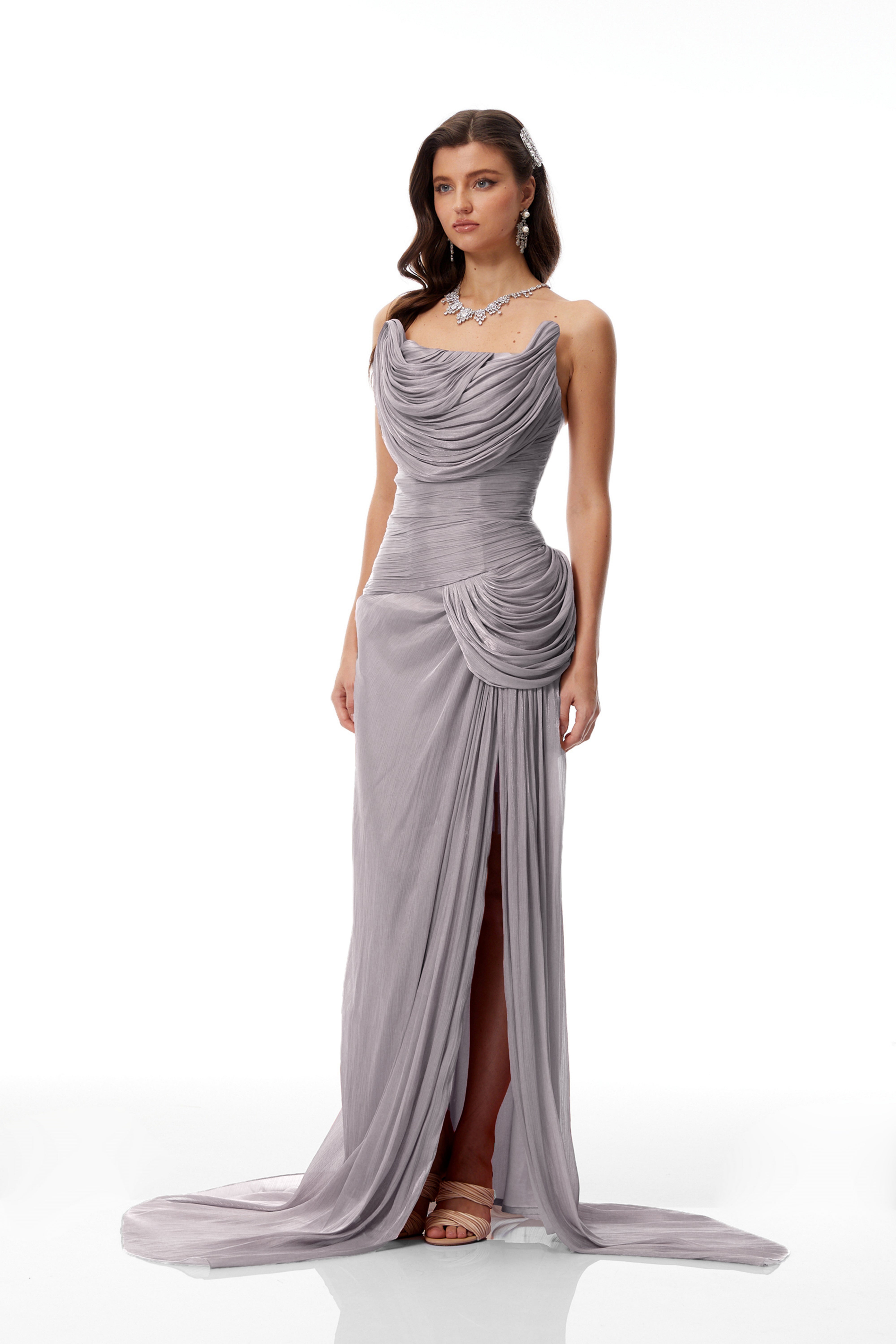 Gelsomina Grey Asymmetrisches, glänzendes Maxikleid mit Raffungen