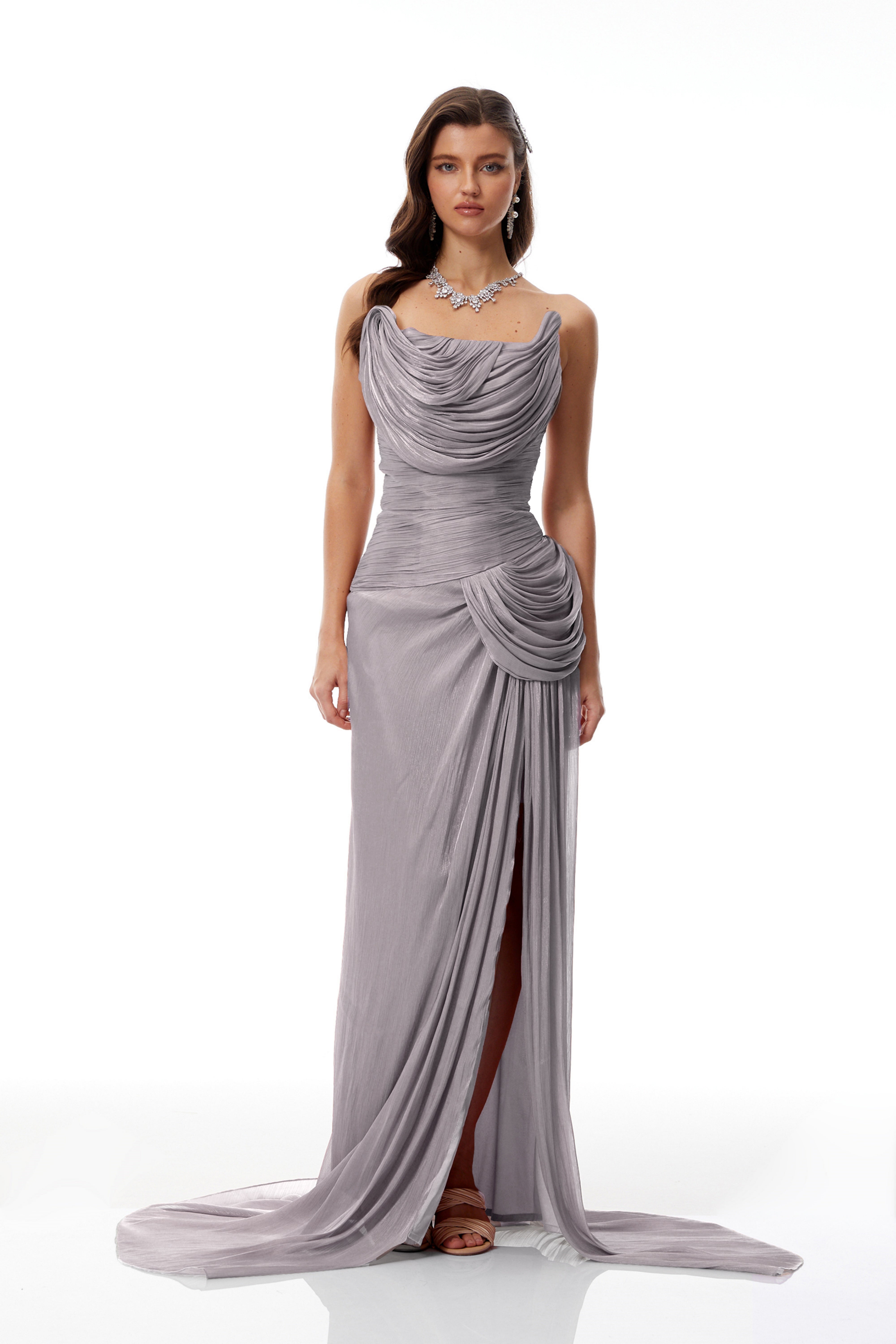 Gelsomina Grey Asymmetrisches, glänzendes Maxikleid mit Raffungen