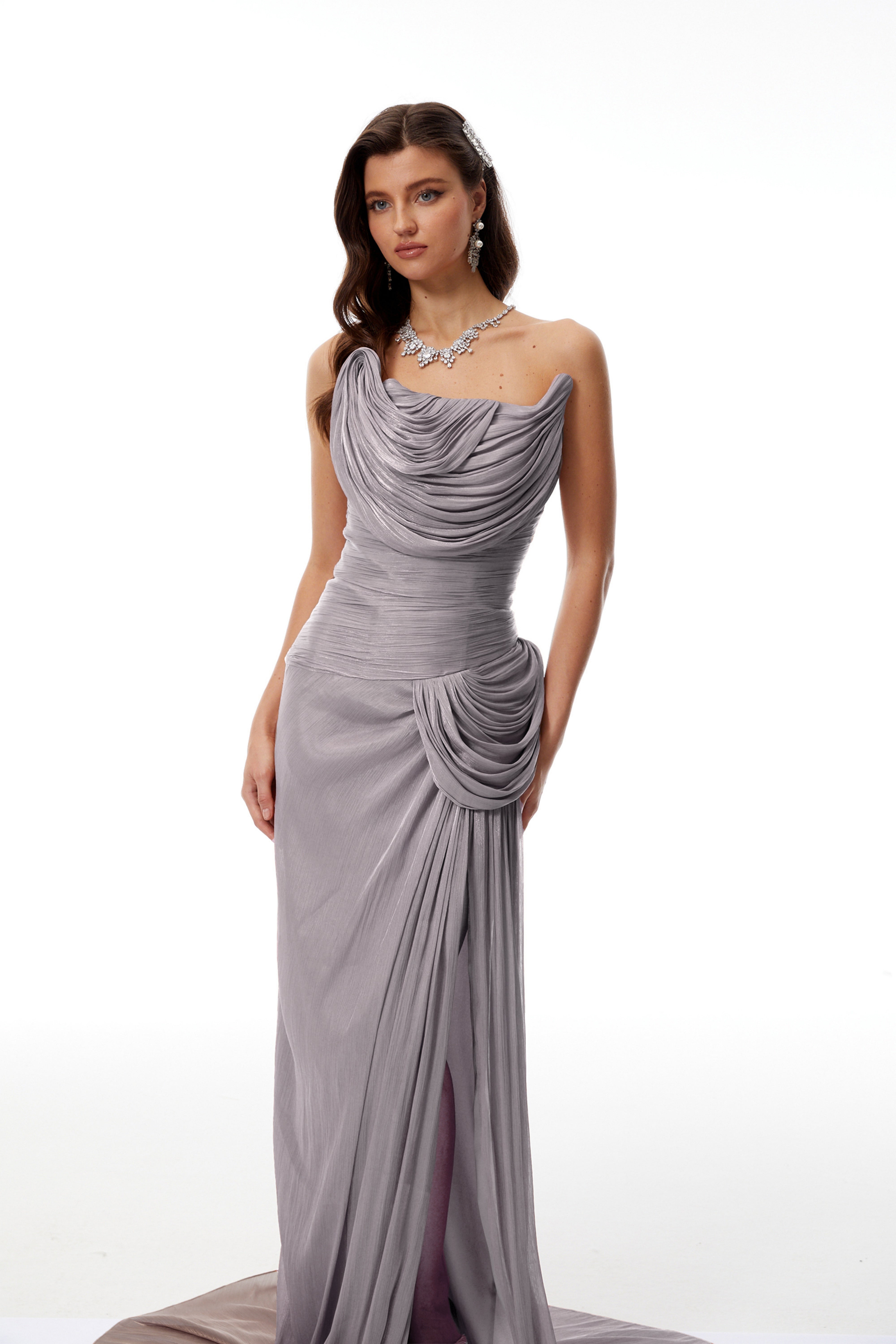 Gelsomina Grey Asymmetrisches, glänzendes Maxikleid mit Raffungen
