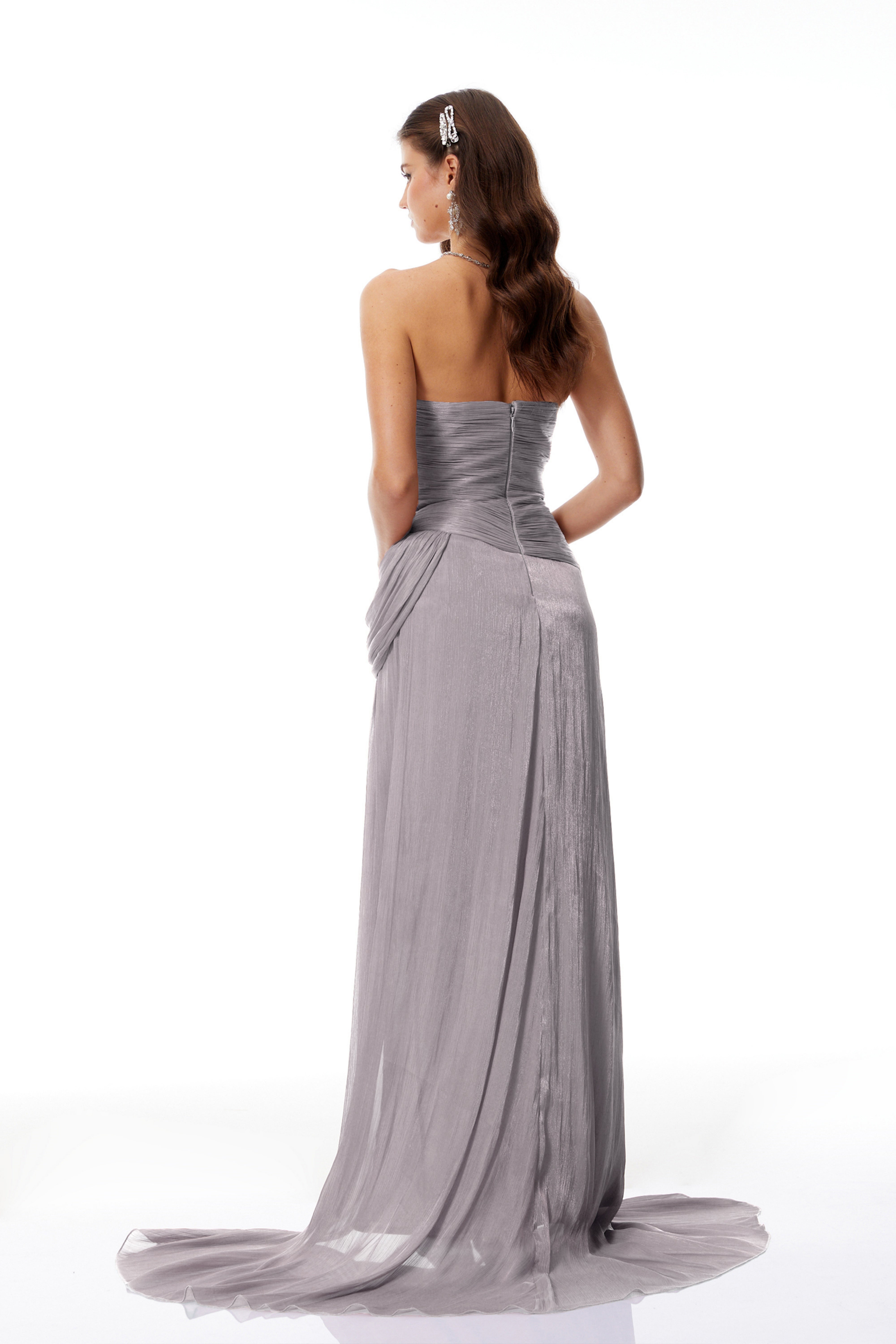 Gelsomina Grey Asymmetrisches, glänzendes Maxikleid mit Raffungen