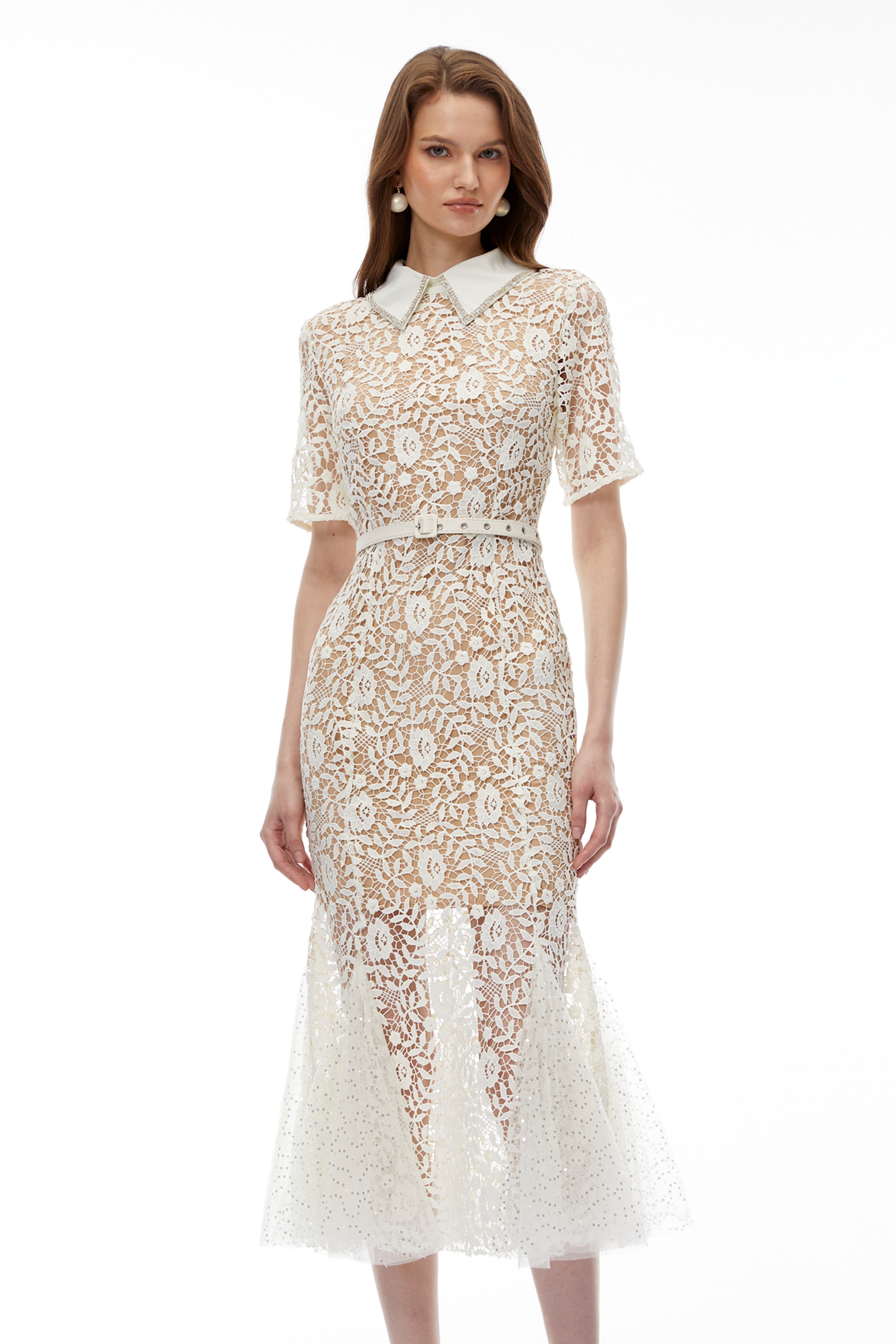 فستان طويل من الدانتيل بنقشة زهور محايدة من جينيفيف