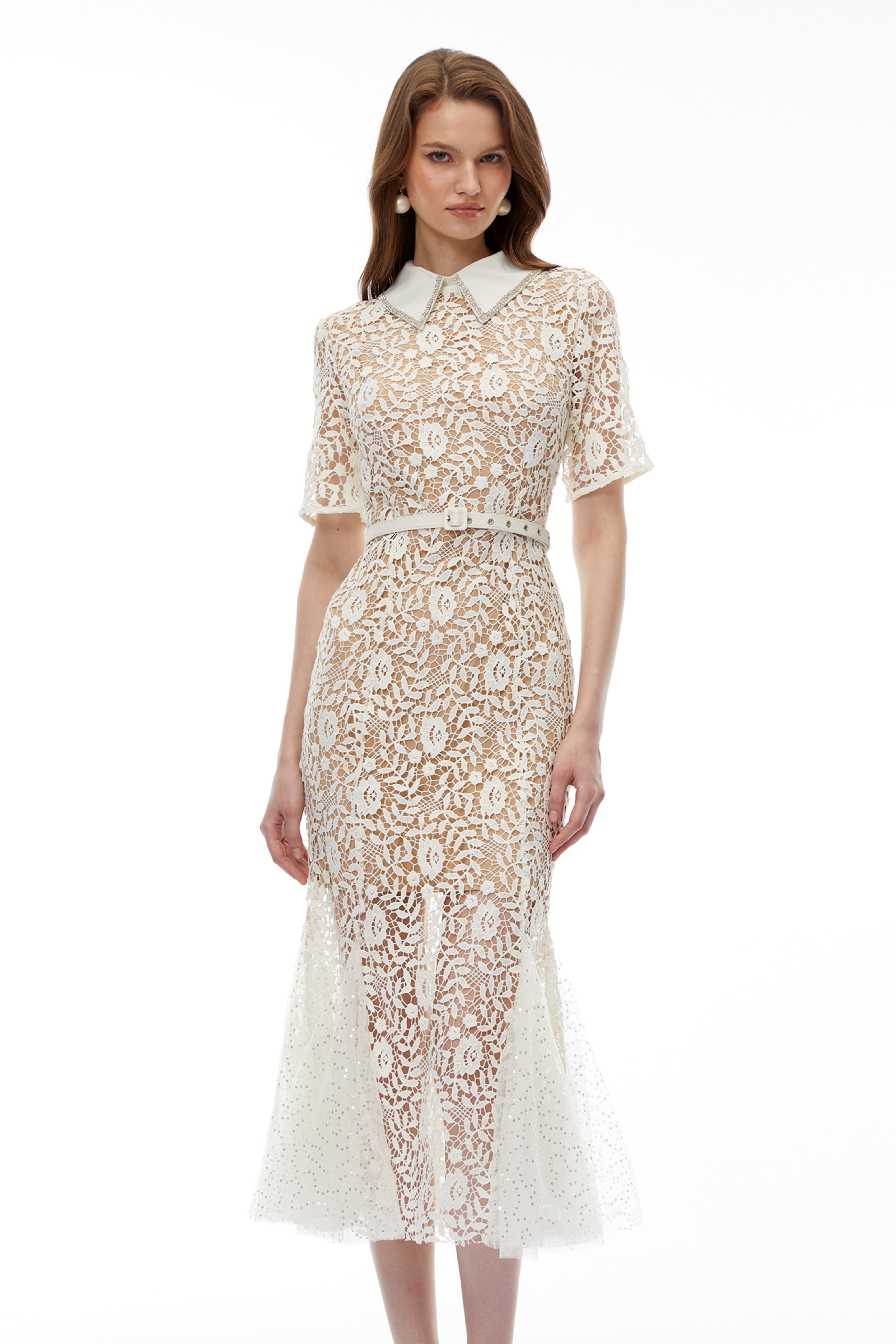 فستان طويل من الدانتيل بنقشة زهور محايدة من جينيفيف