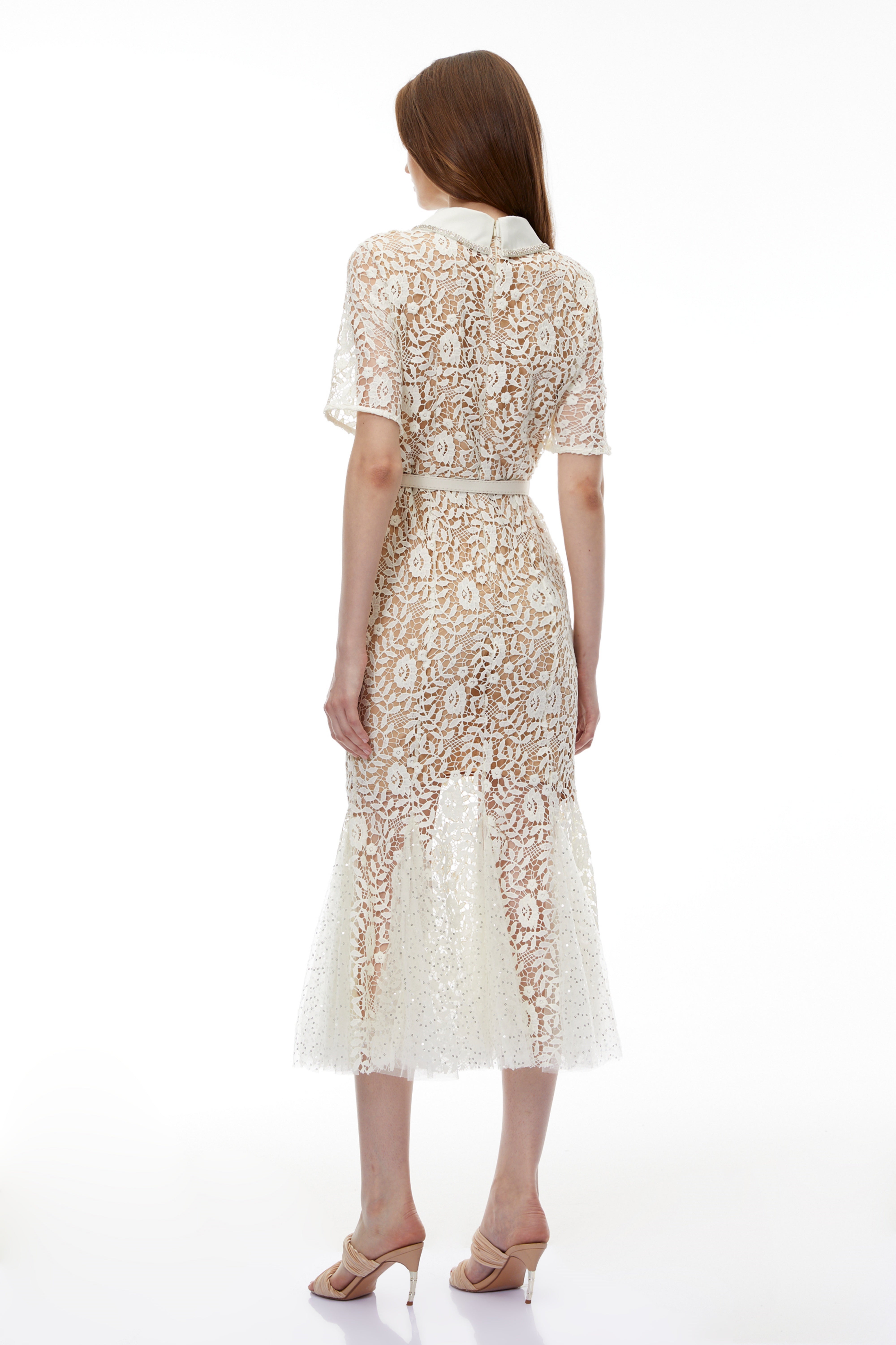 فستان طويل من الدانتيل بنقشة زهور محايدة من جينيفيف