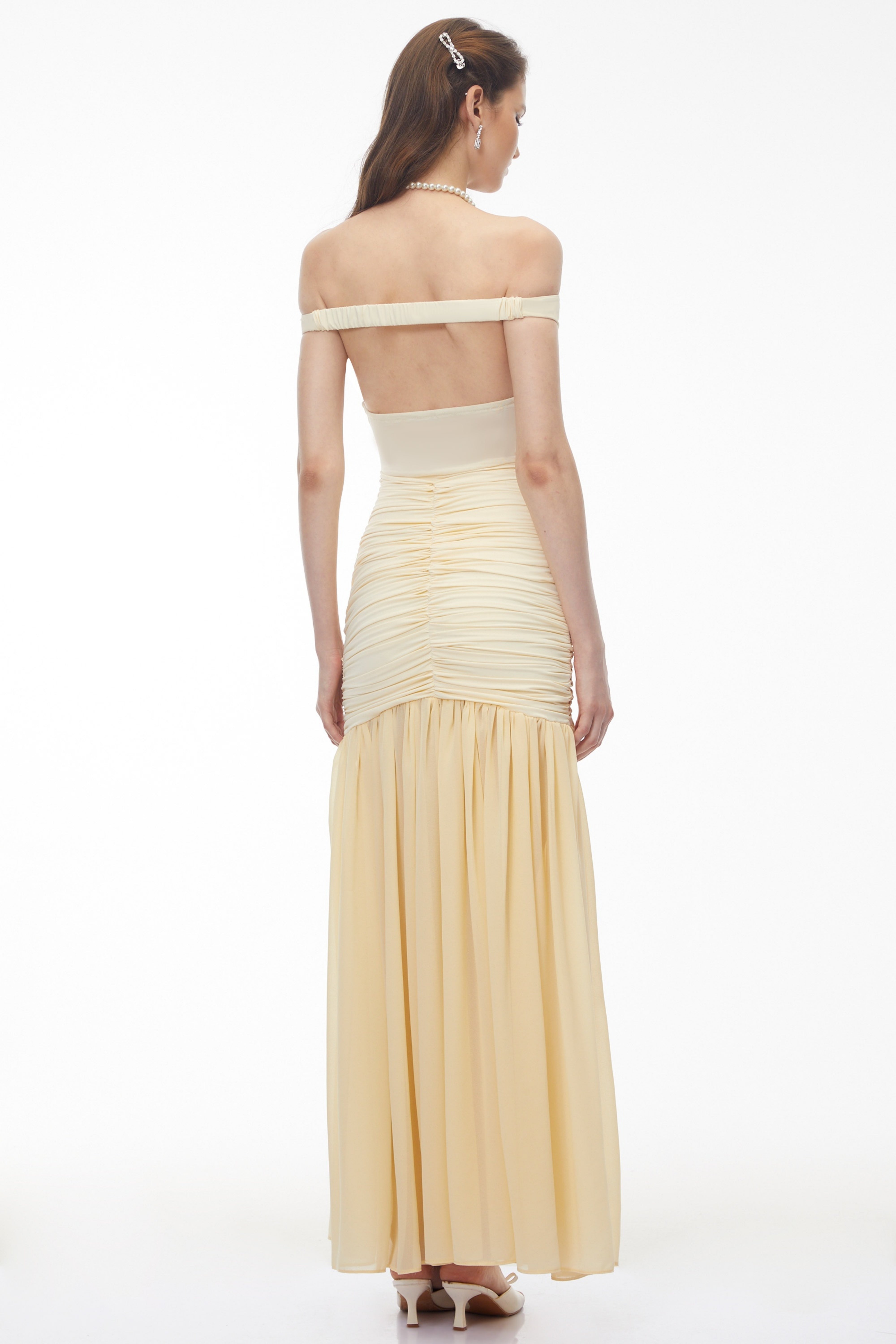 فستان ماكسي أصفر مكشوف الكتفين ومزين بكشكشة