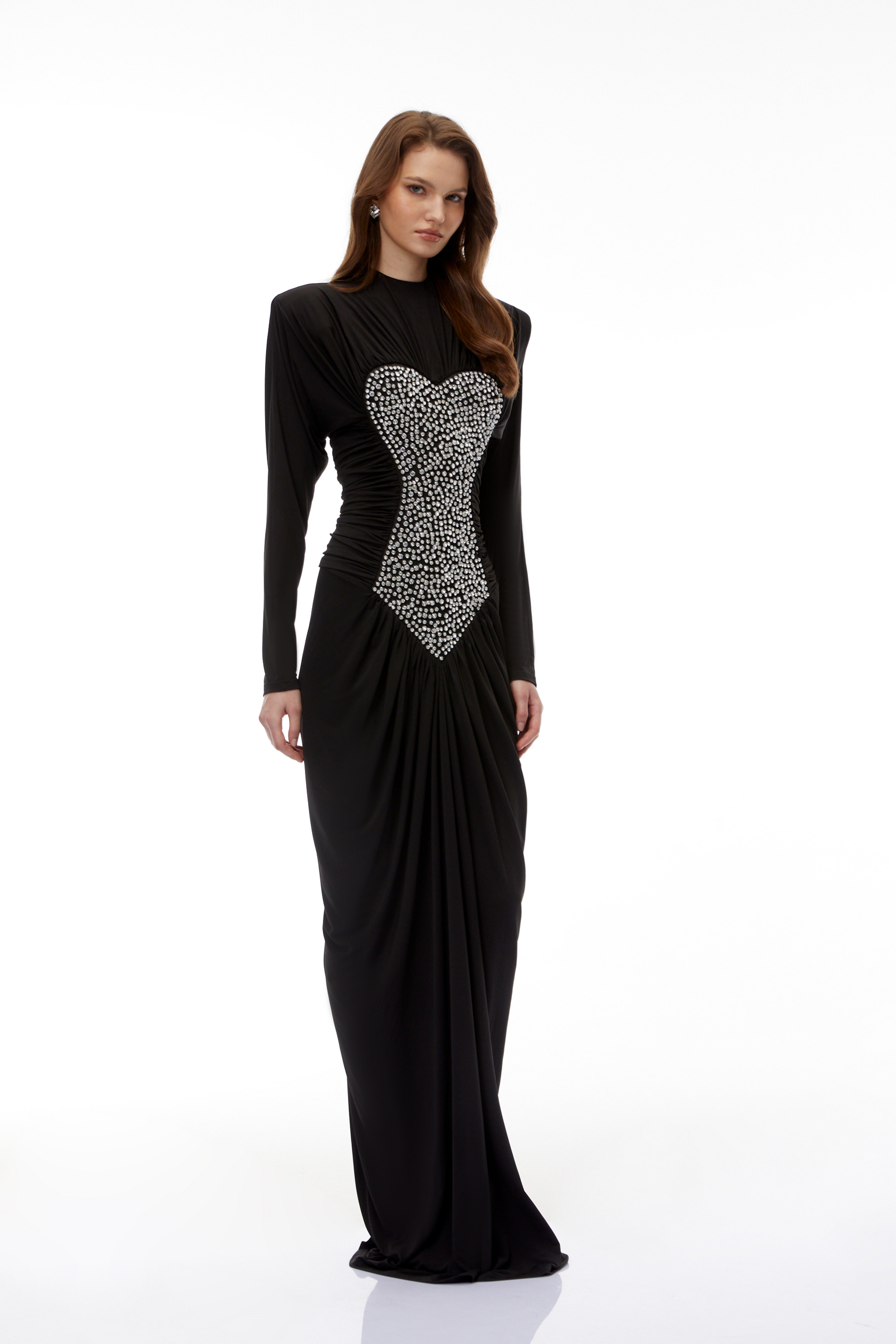 فستان طويل من جينيفرا باللون الأسود مع زخارف وكشكشة