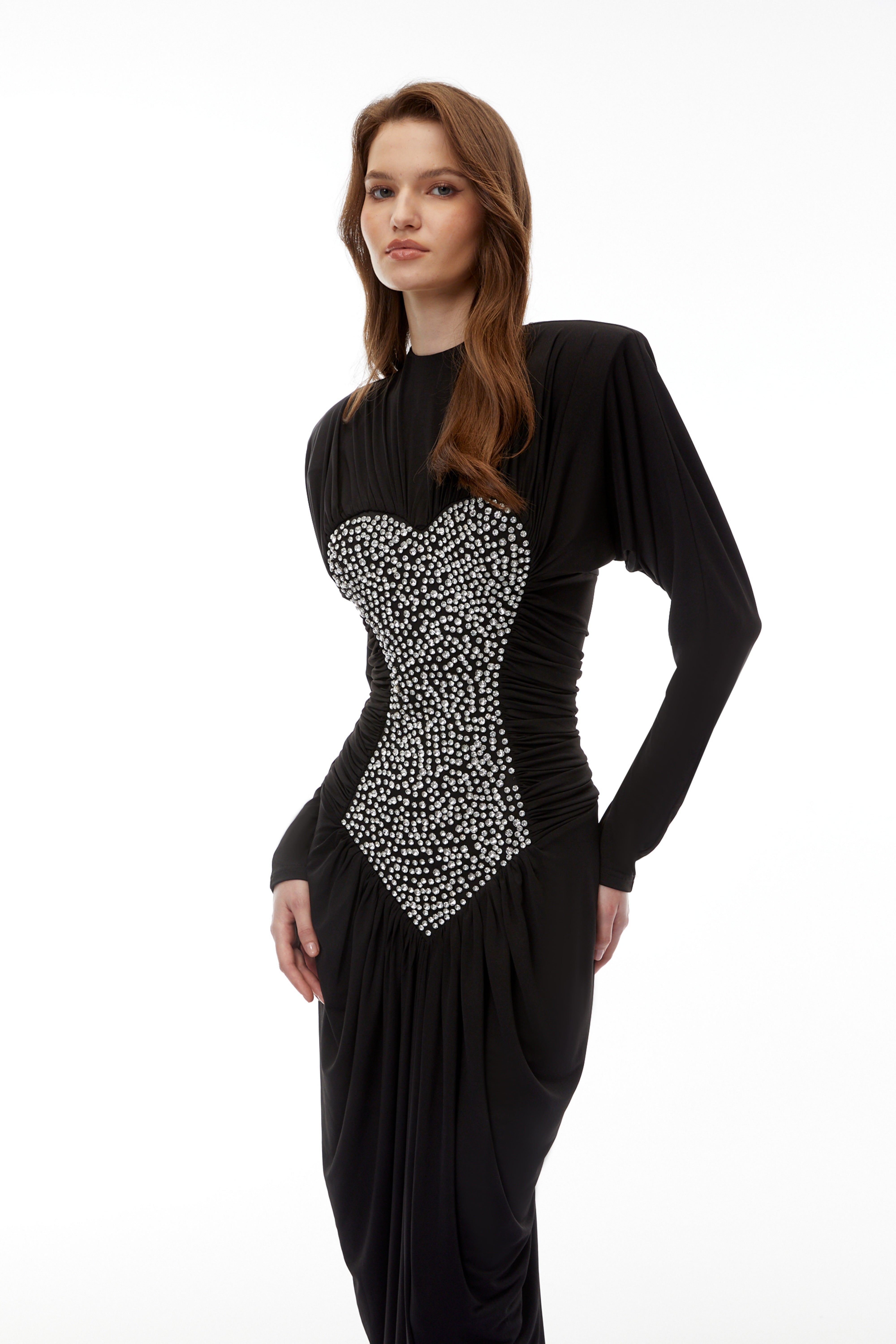 فستان طويل من جينيفرا باللون الأسود مع زخارف وكشكشة