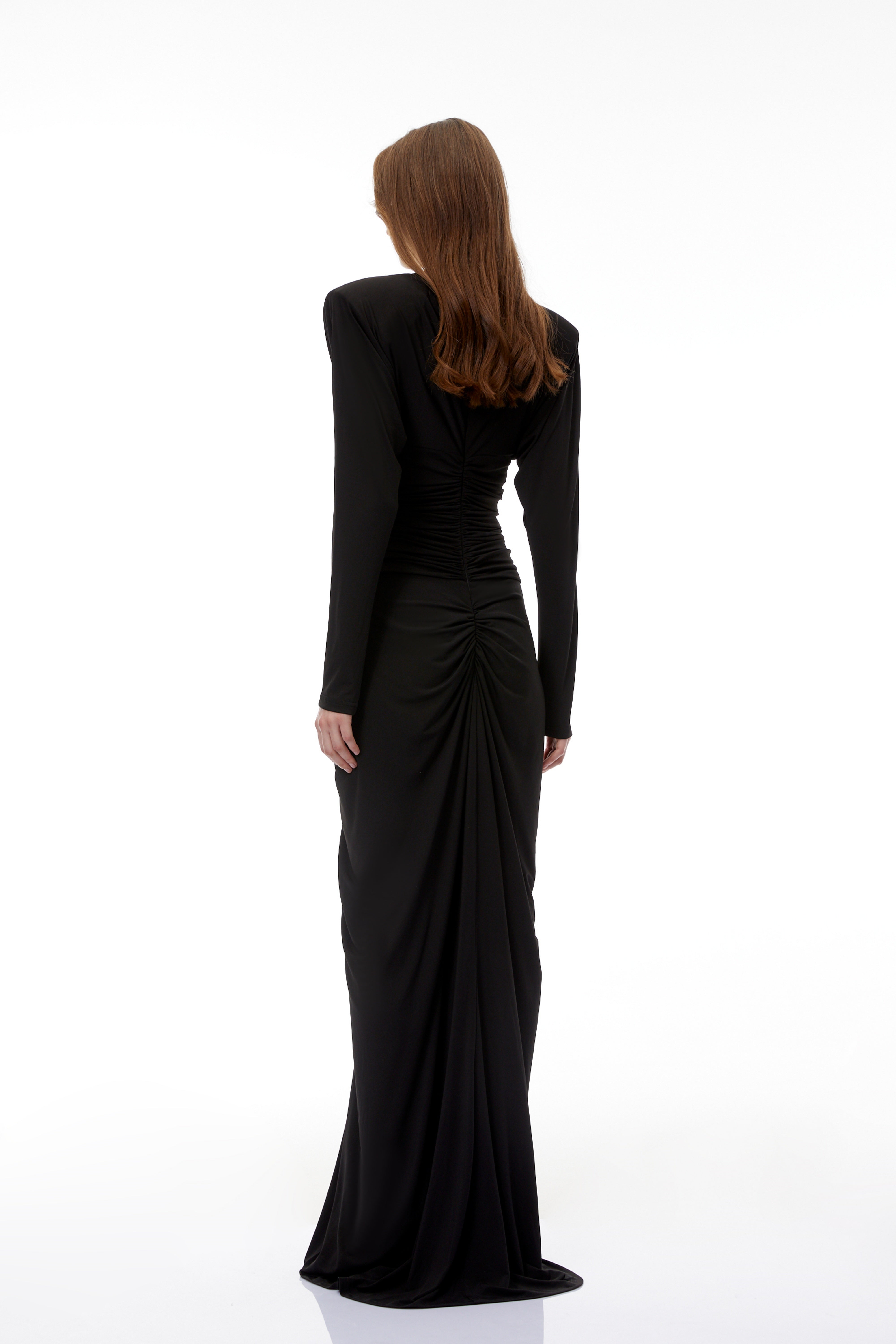 فستان طويل من جينيفرا باللون الأسود مع زخارف وكشكشة