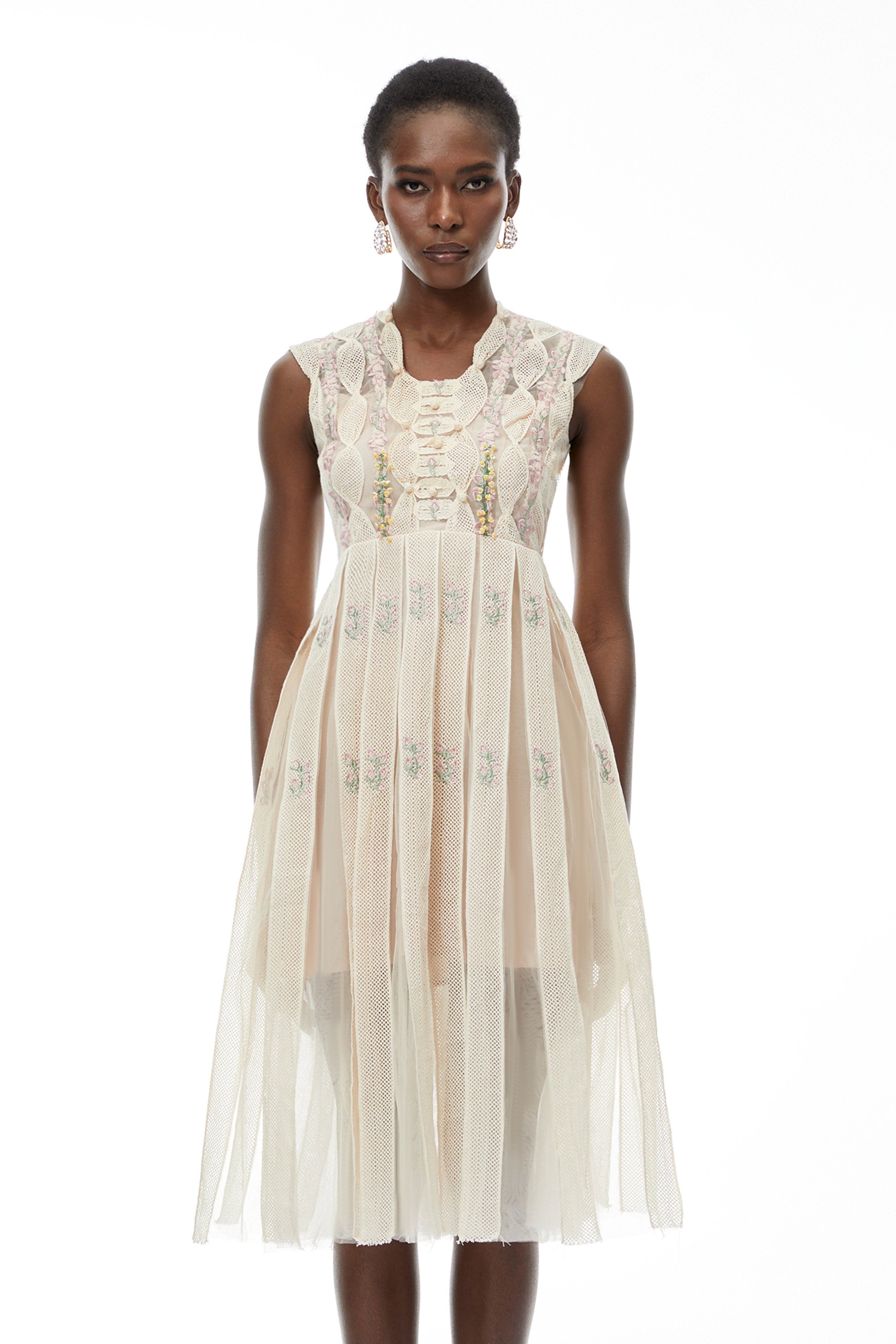 Weißes Midi-Kleid aus Georgette mit Blumenstickerei und Falten