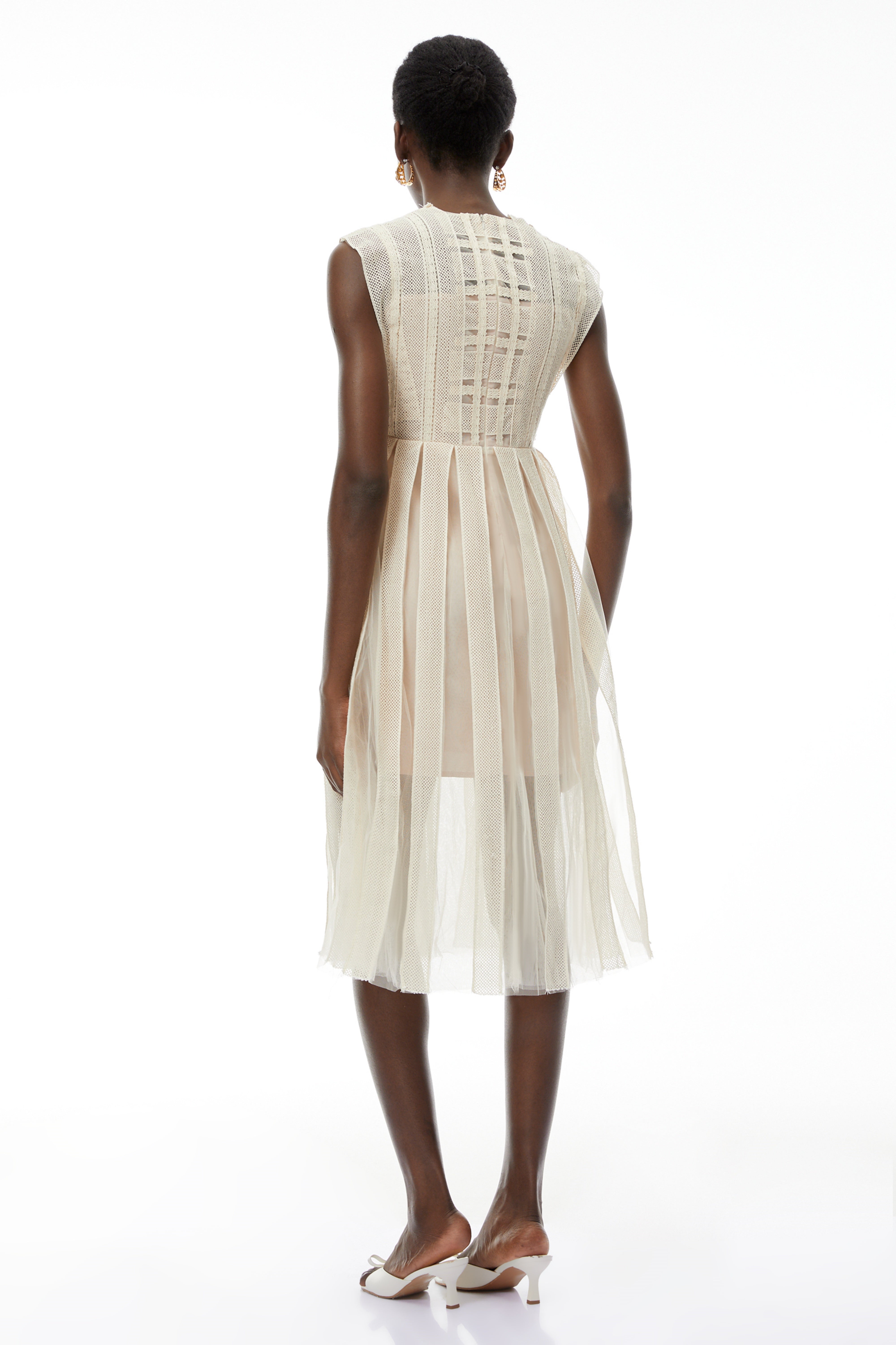 Weißes Midi-Kleid aus Georgette mit Blumenstickerei und Falten