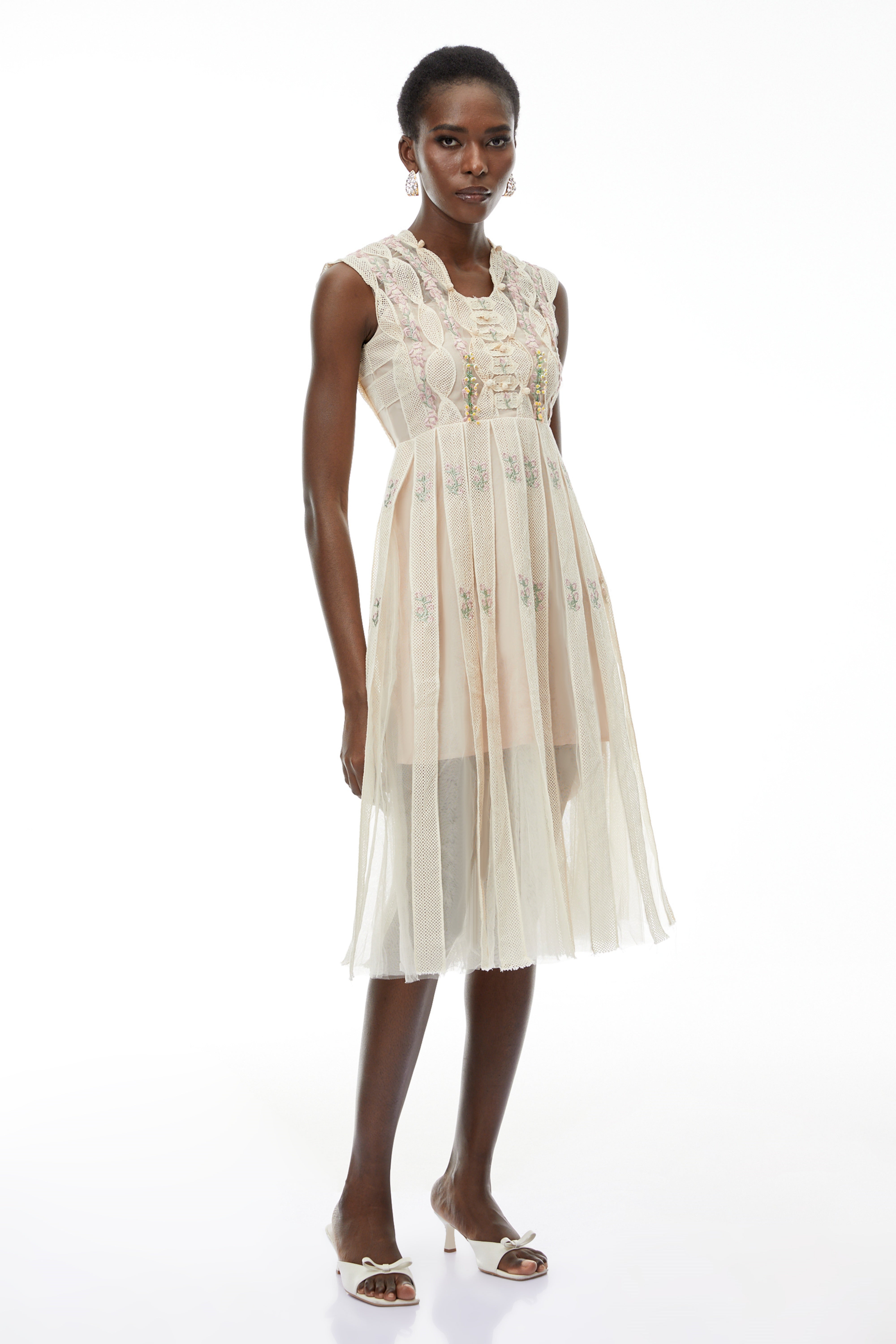 Weißes Midi-Kleid aus Georgette mit Blumenstickerei und Falten