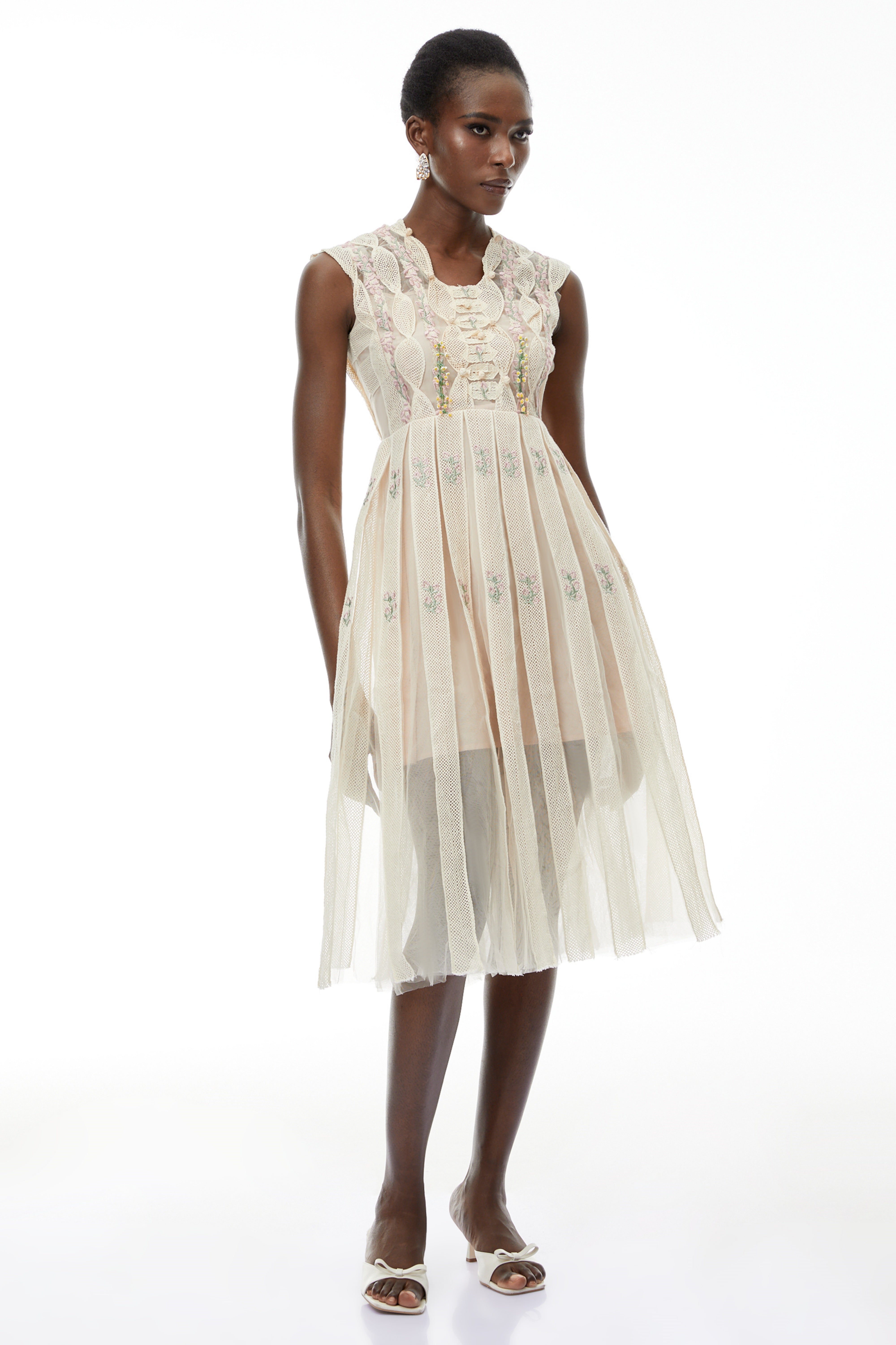 Weißes Midi-Kleid aus Georgette mit Blumenstickerei und Falten