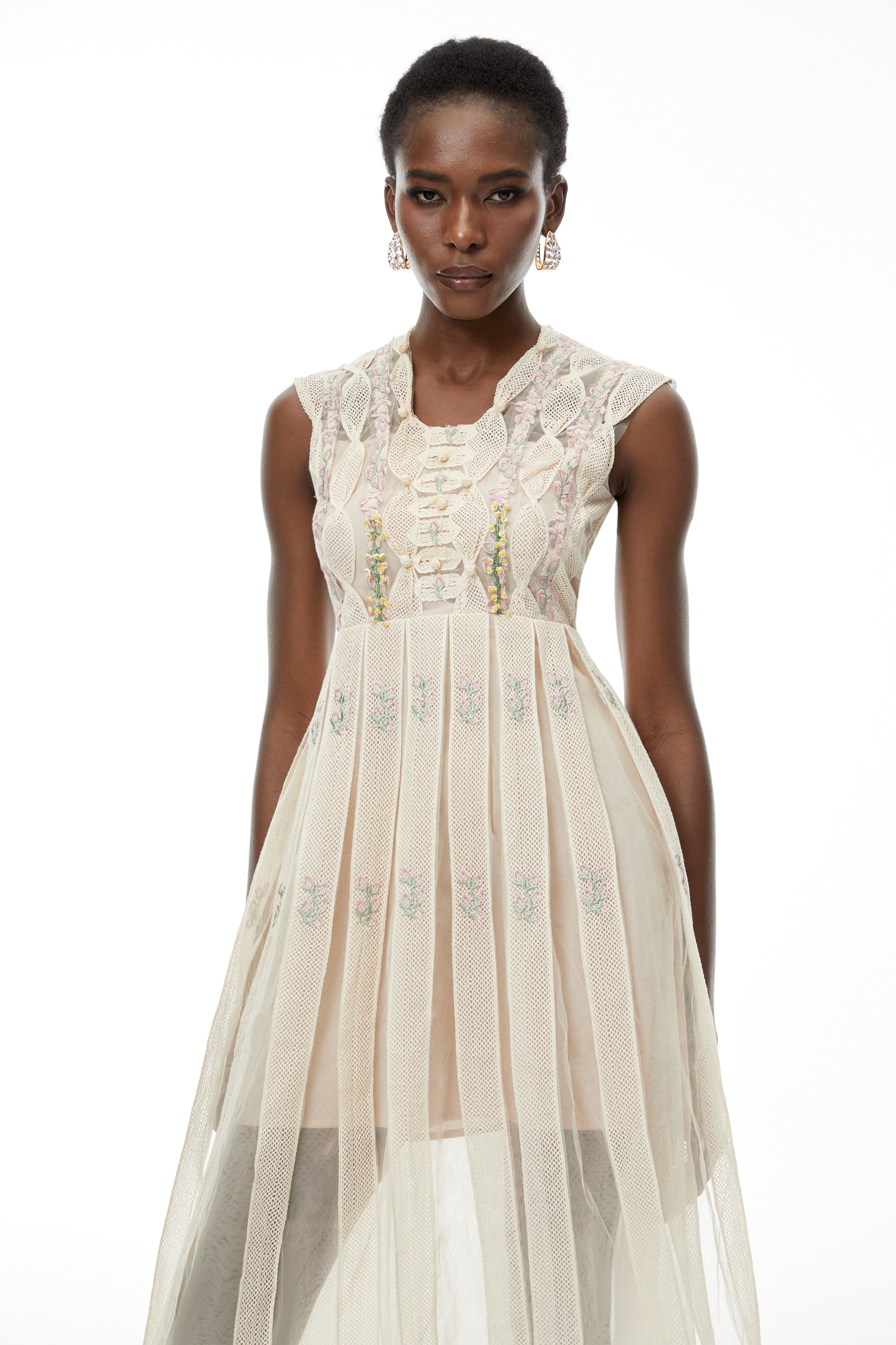 Weißes Midi-Kleid aus Georgette mit Blumenstickerei und Falten