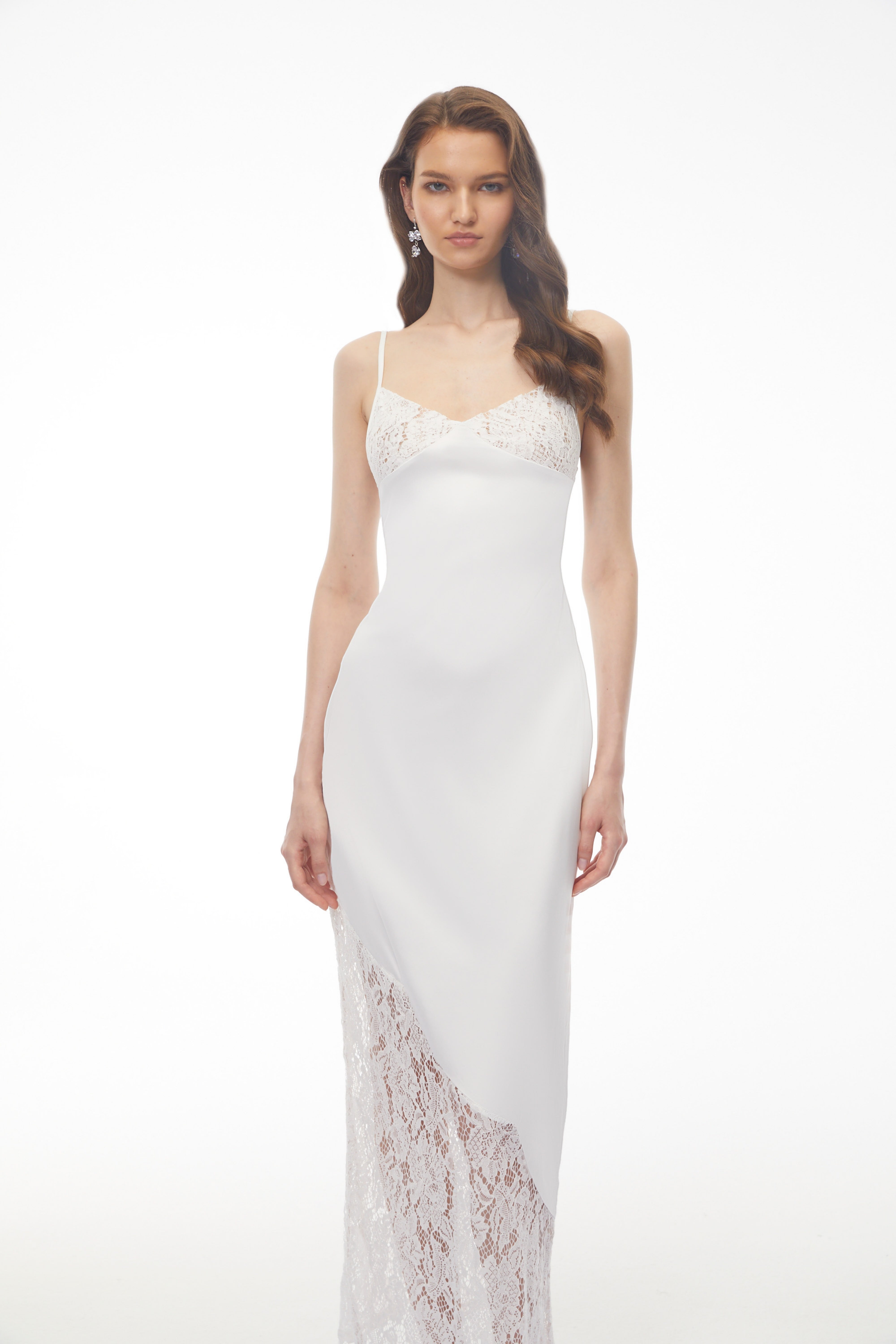 Robe longue à empiècements en satin et dentelle à fleurs, col en V, Georgia White