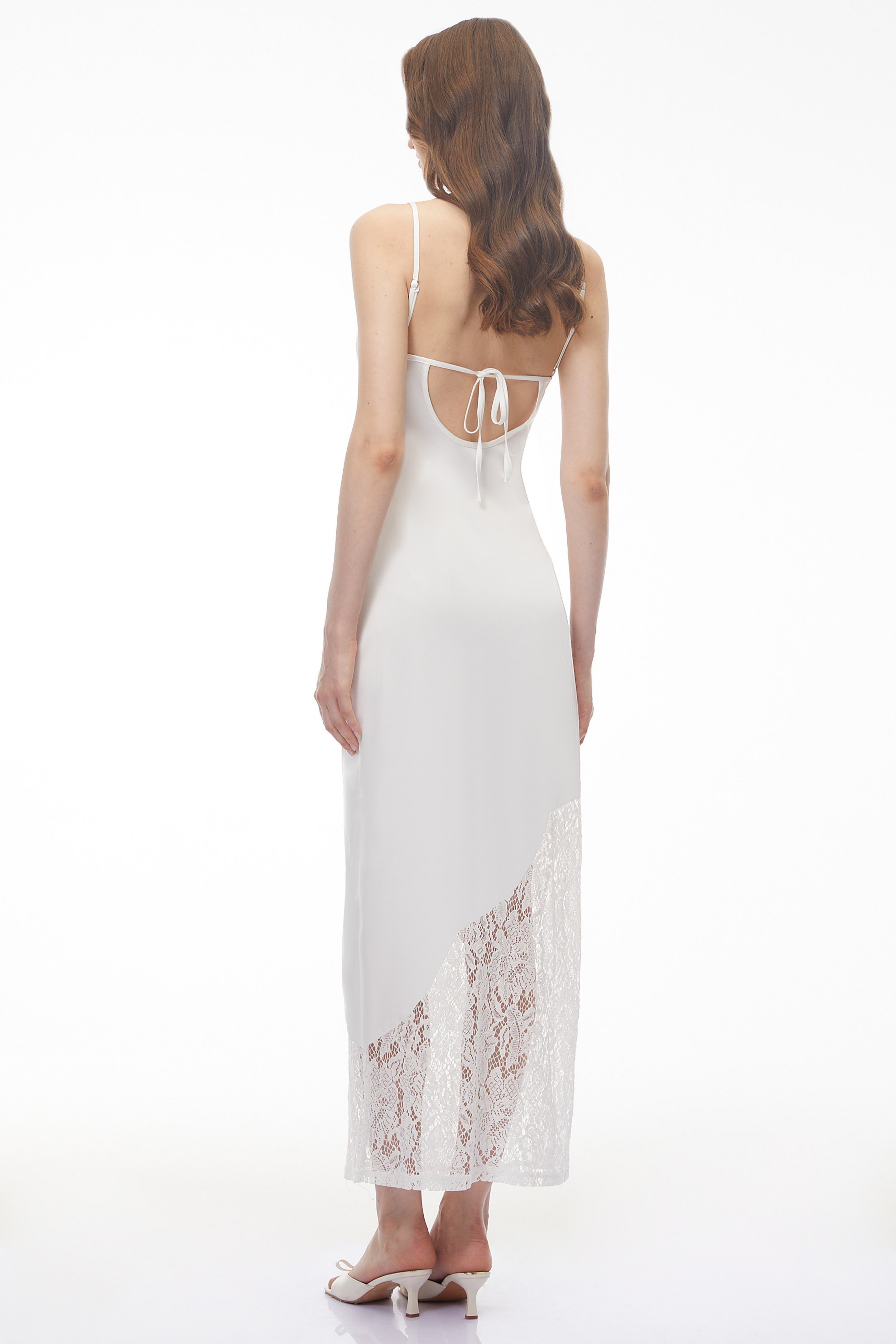 Robe longue à empiècements en satin et dentelle à fleurs, col en V, Georgia White
