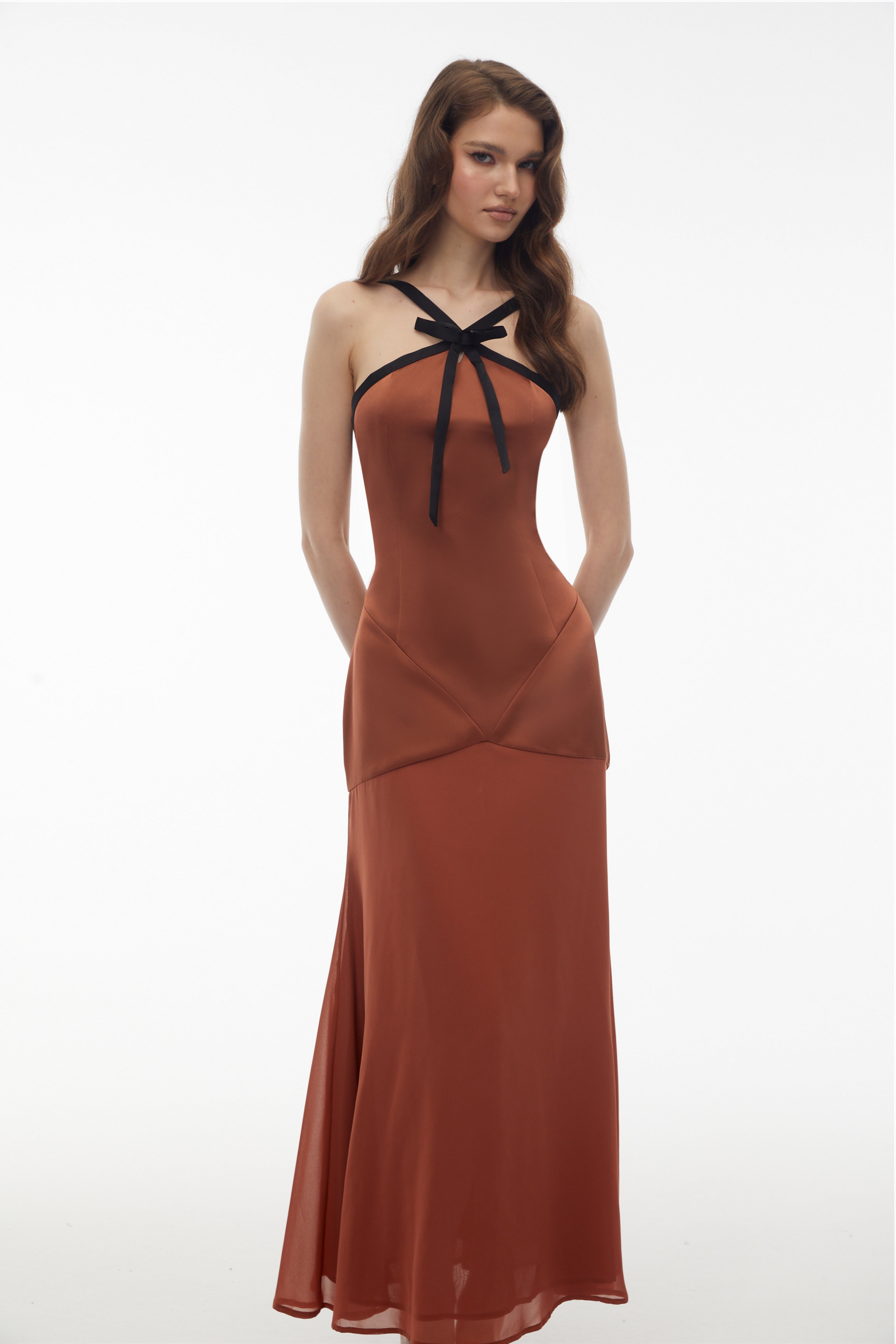 فستان طويل برقبة حلقية من جينيفرا براون مع فيونكة