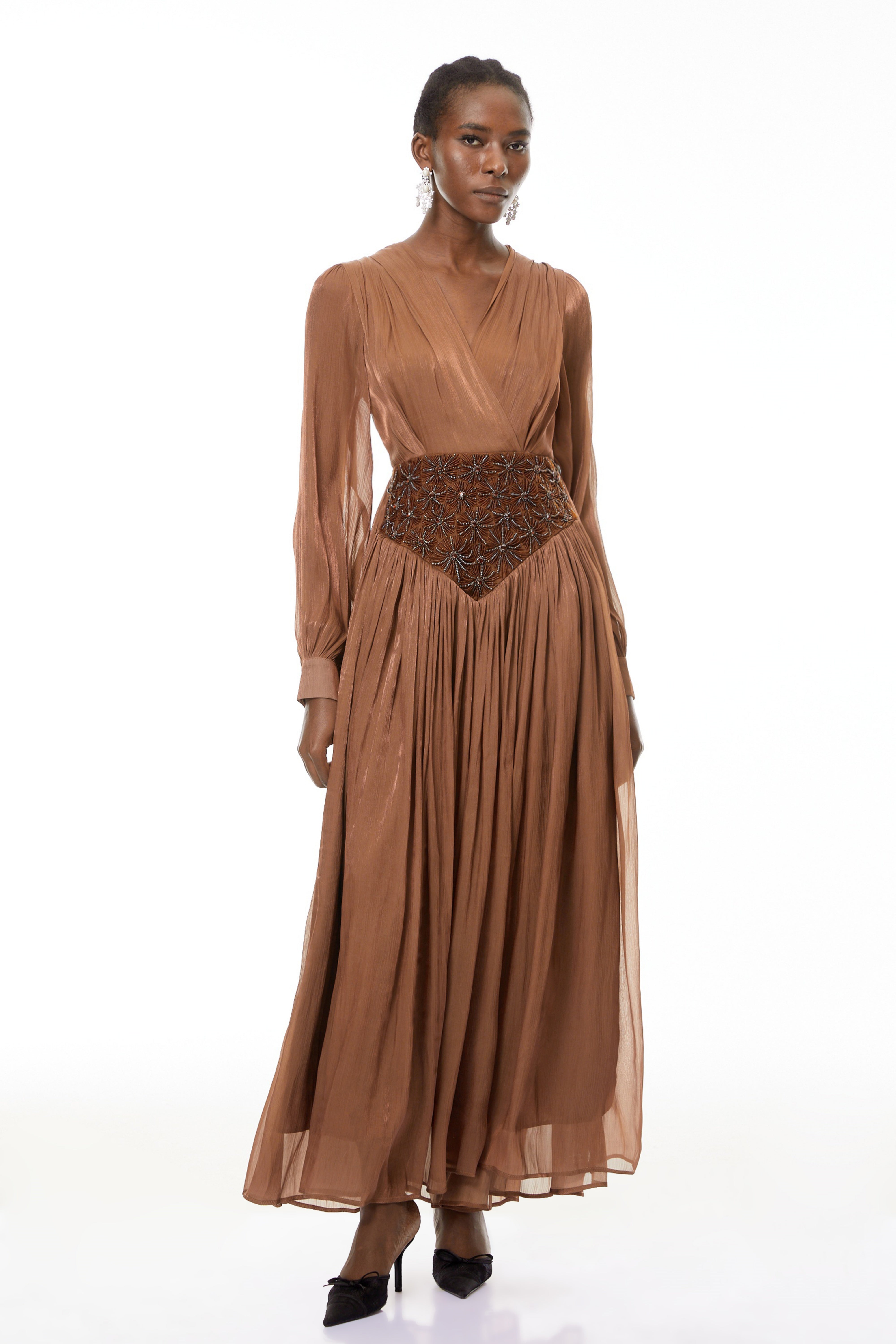 فستان طويل مطرز بزخارف من جيزيلا براون