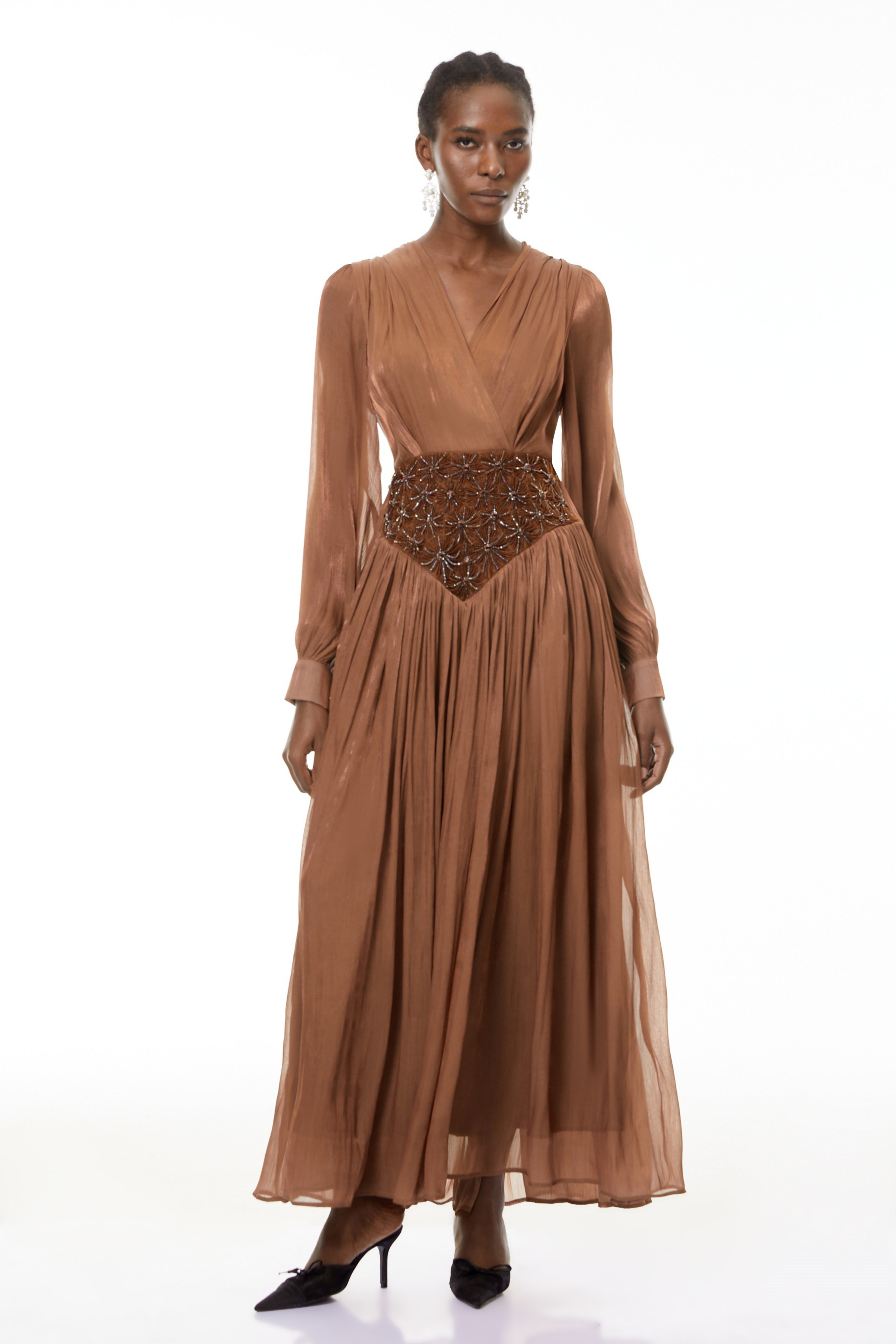 فستان طويل مطرز بزخارف من جيزيلا براون