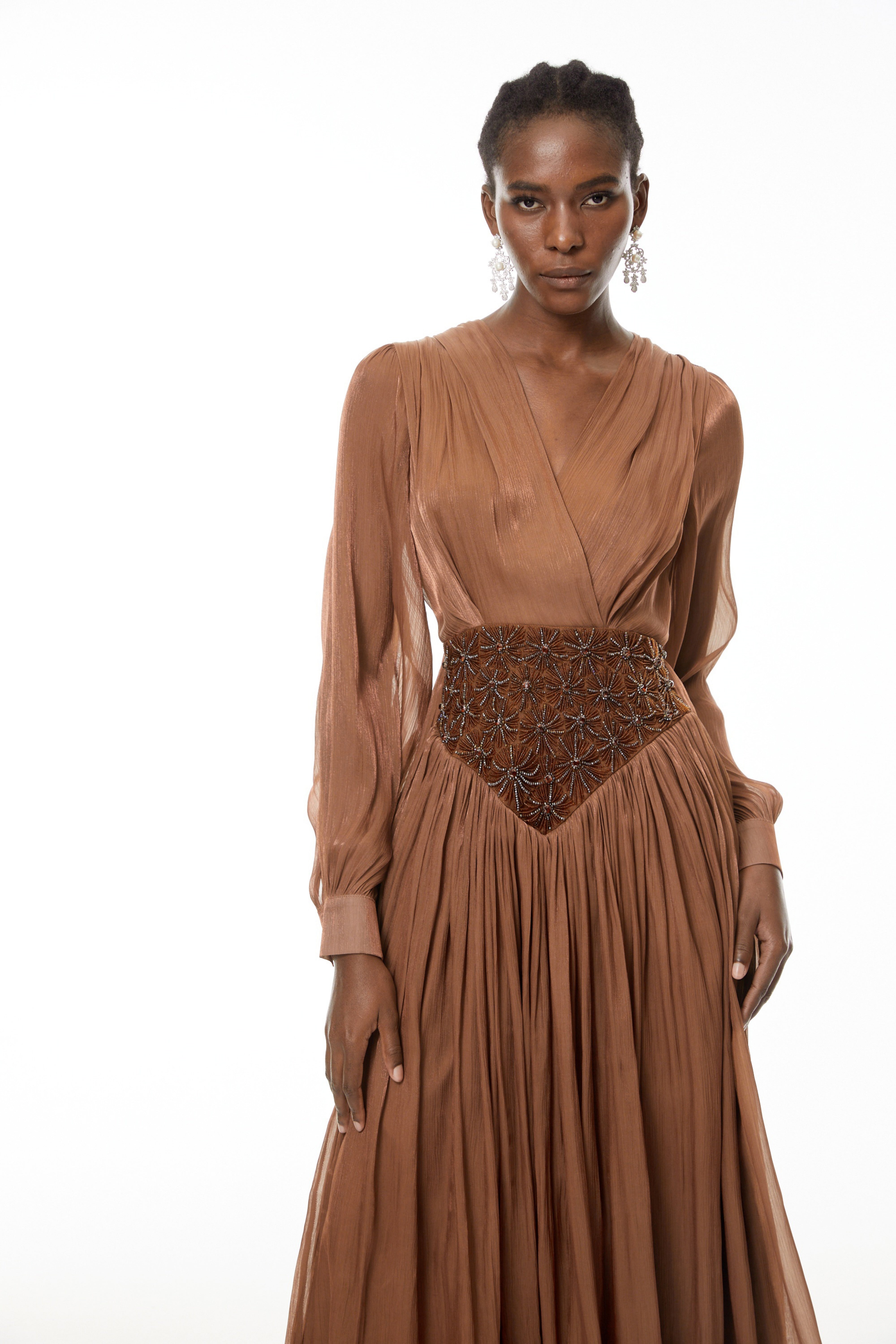 فستان طويل مطرز بزخارف من جيزيلا براون