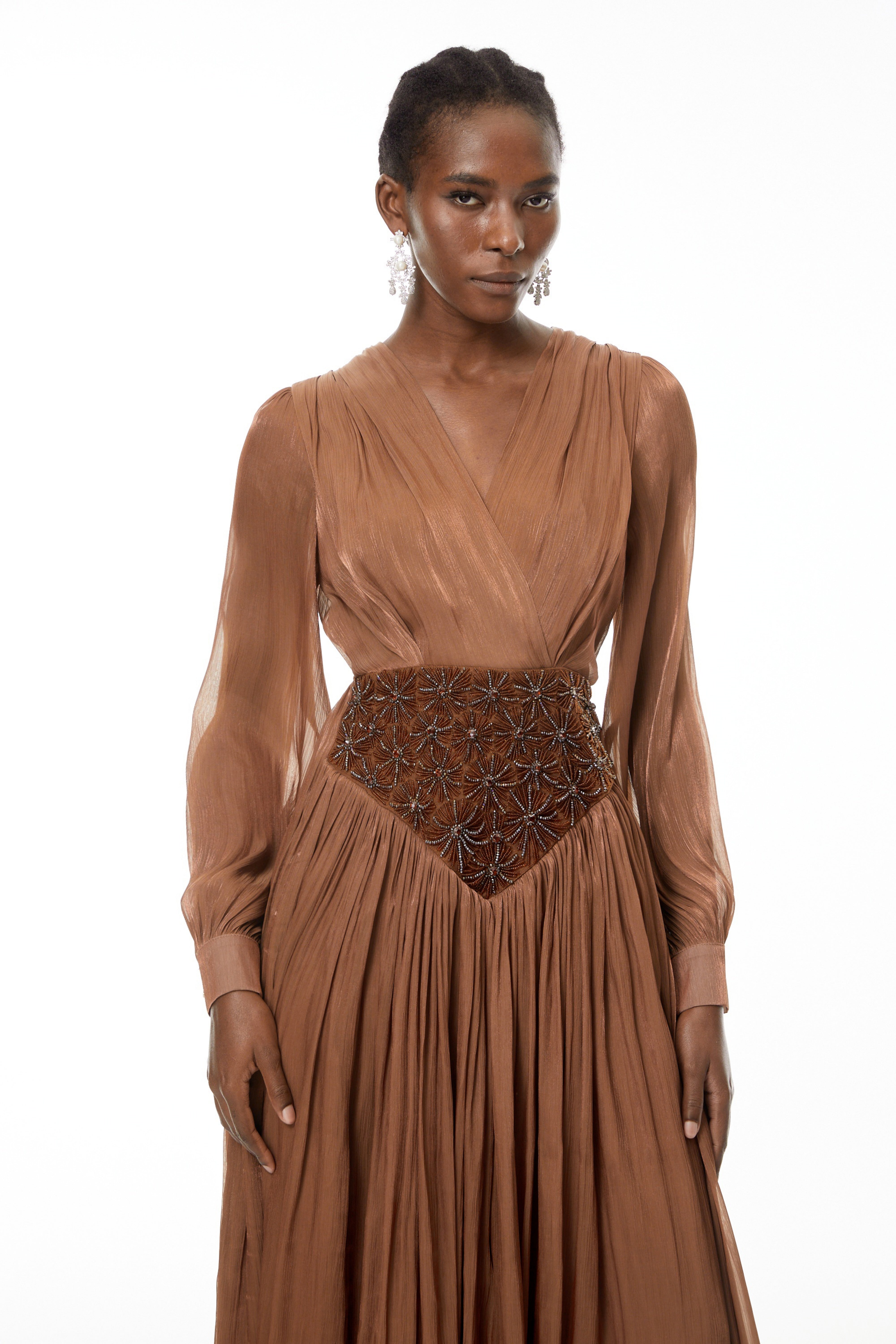 فستان طويل مطرز بزخارف من جيزيلا براون