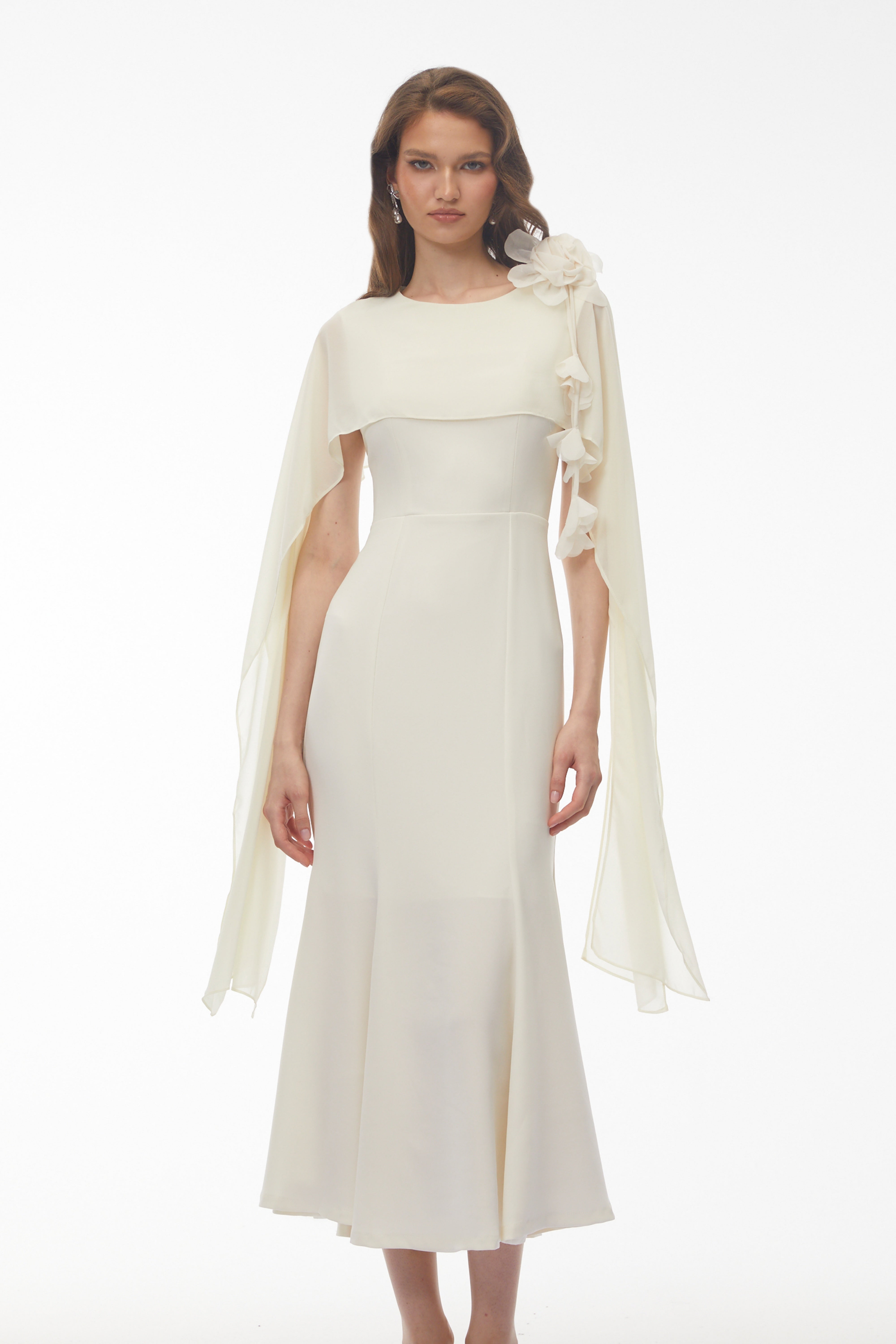 Robe midi Giuliana blanche à manches cape et motifs floraux en 3D