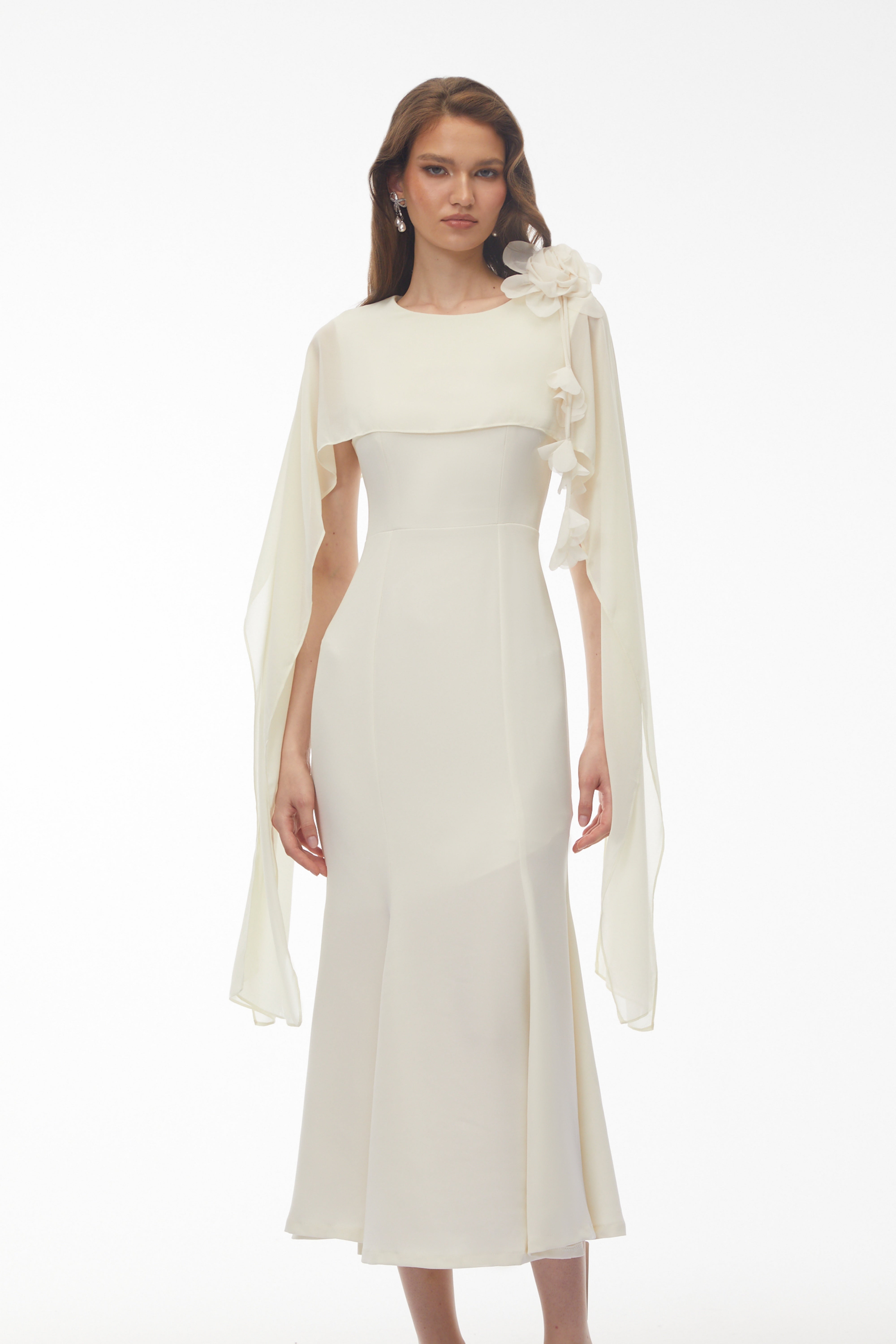 Robe midi Giuliana blanche à manches cape et motifs floraux en 3D