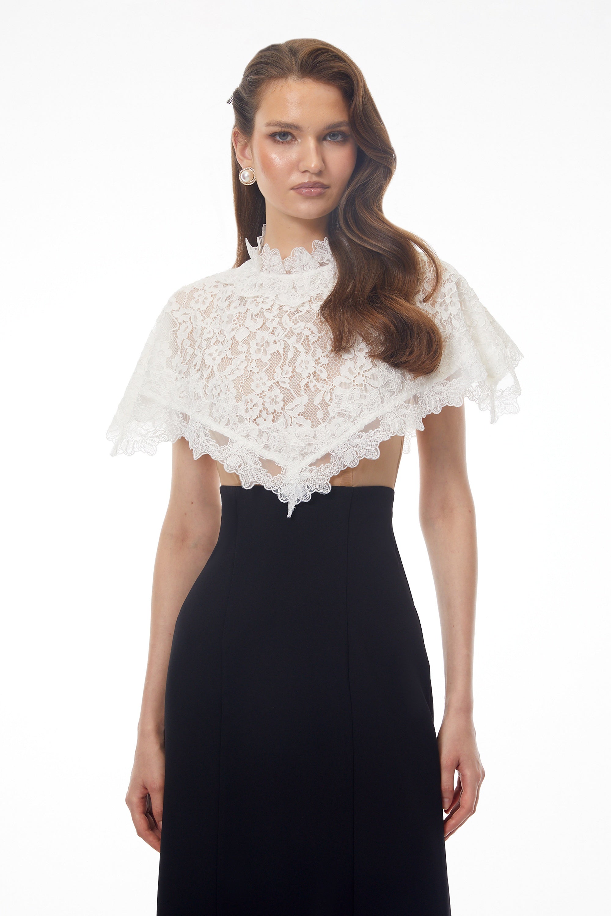 Robe longue à cape en dentelle à col rond Greta Black