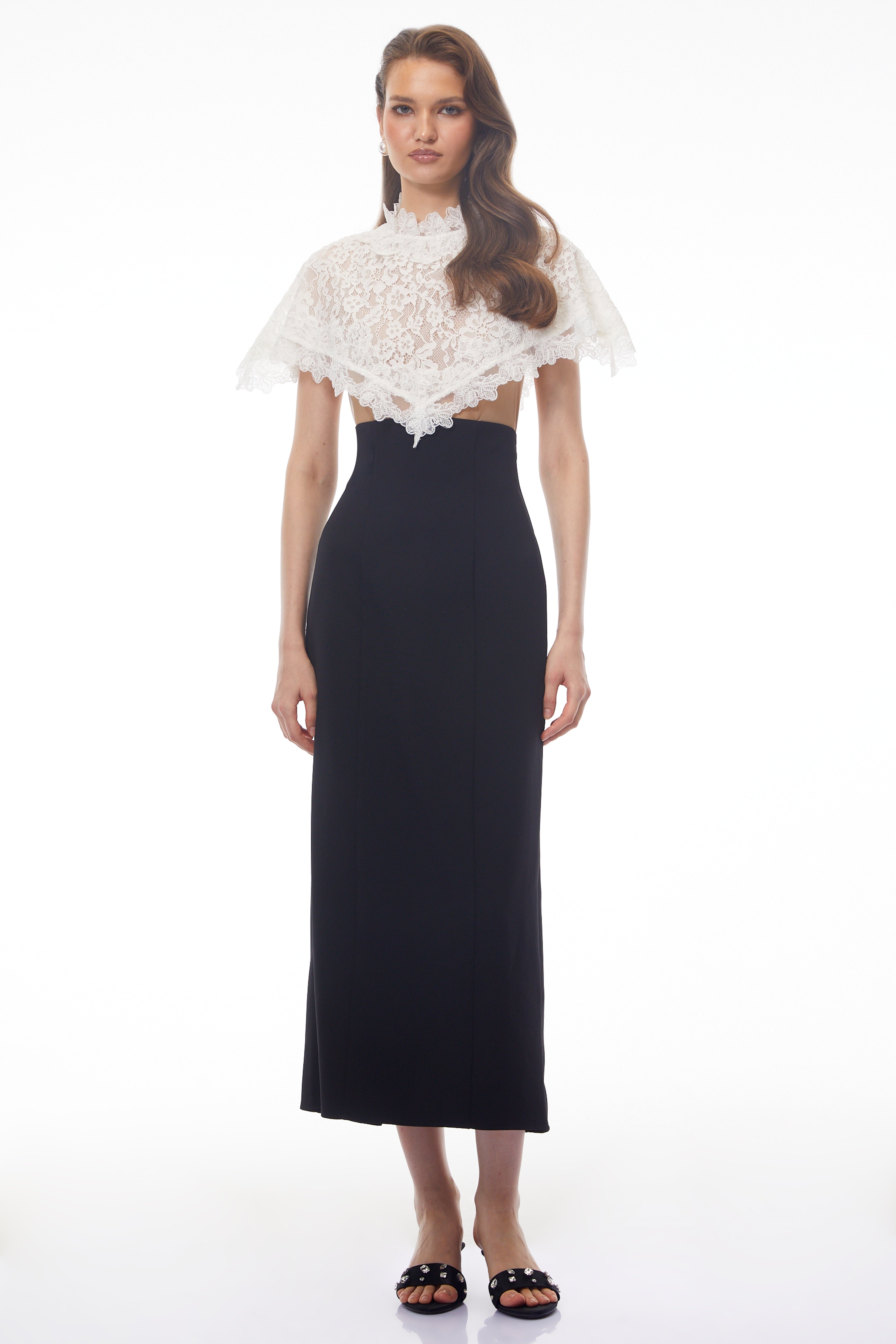 Robe longue à cape en dentelle à col rond Greta Black