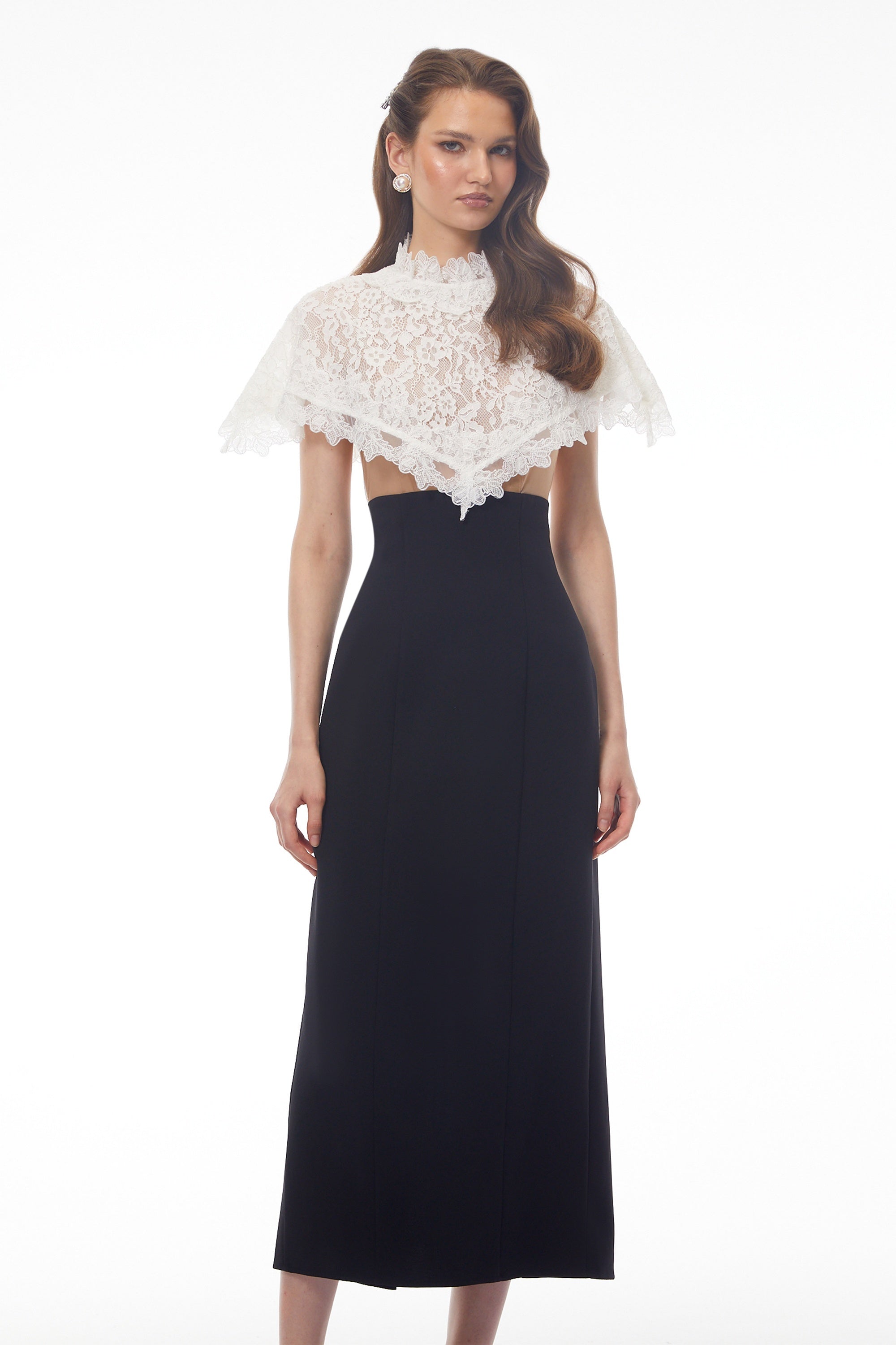 Robe longue à cape en dentelle à col rond Greta Black