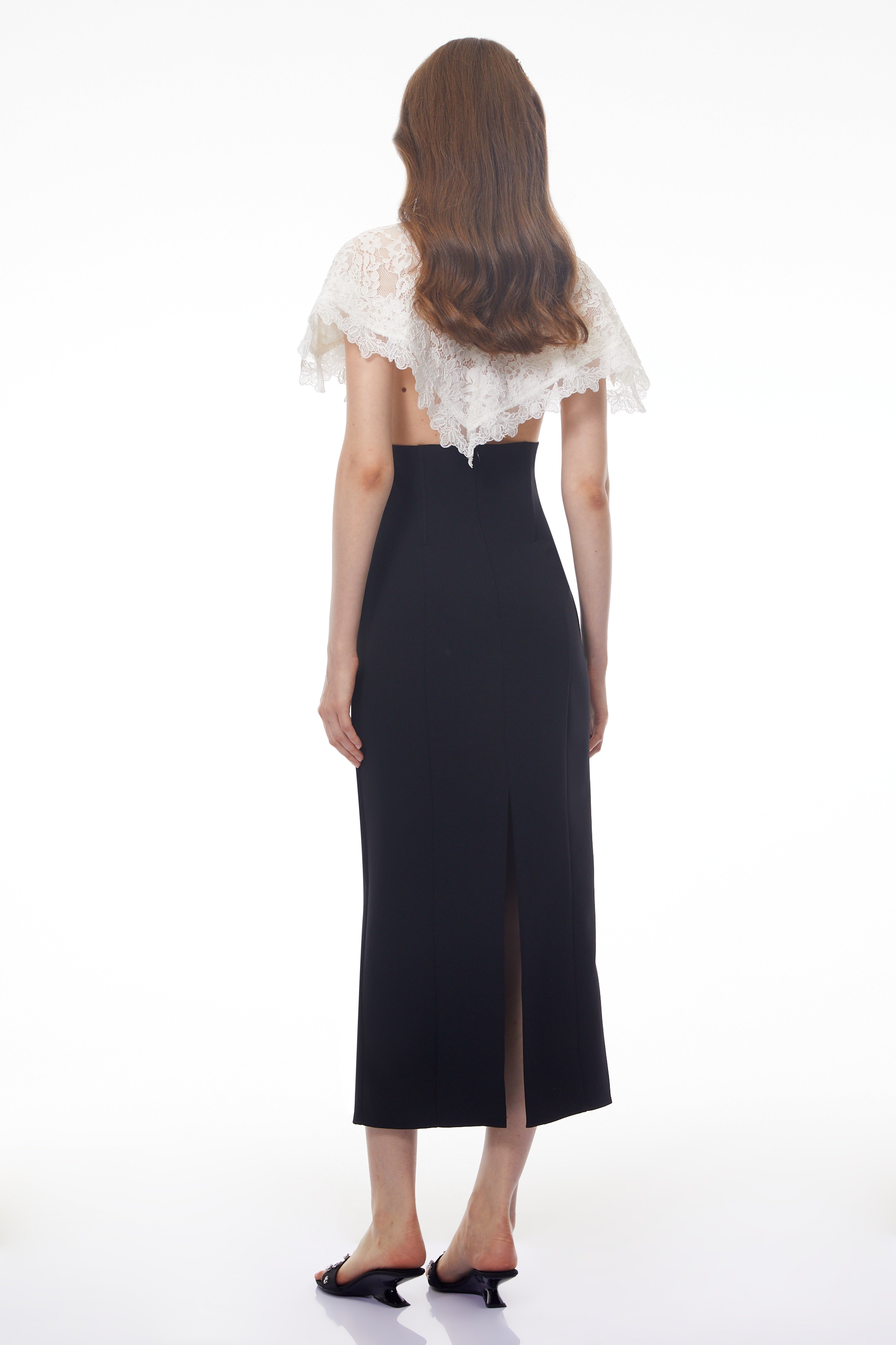 Robe longue à cape en dentelle à col rond Greta Black