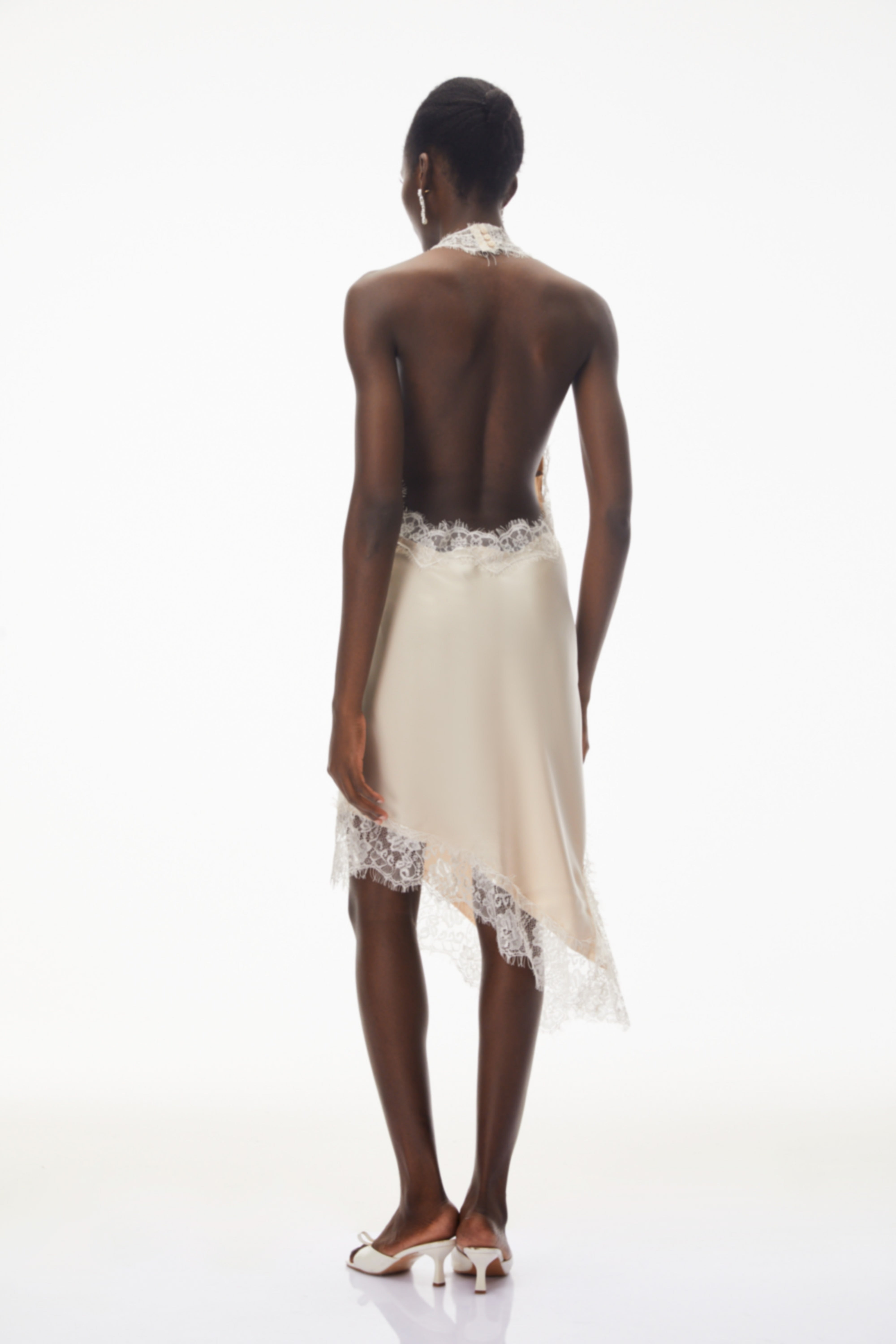 فستان قصير من الساتان برقبة حلقية من غودرون نيوترال