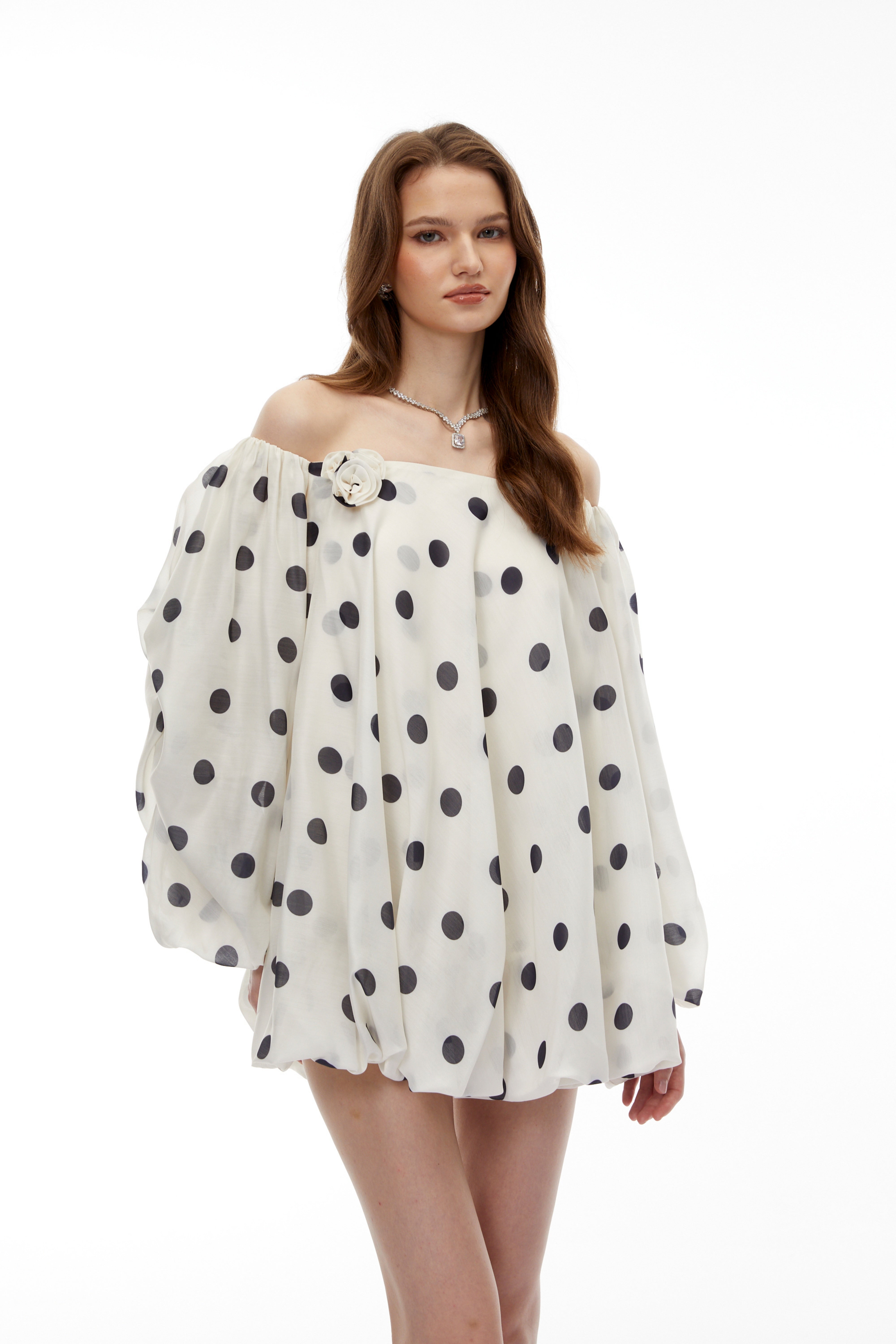 Gudrun – Weißes, schulterfreies Minikleid mit Polka-Dots