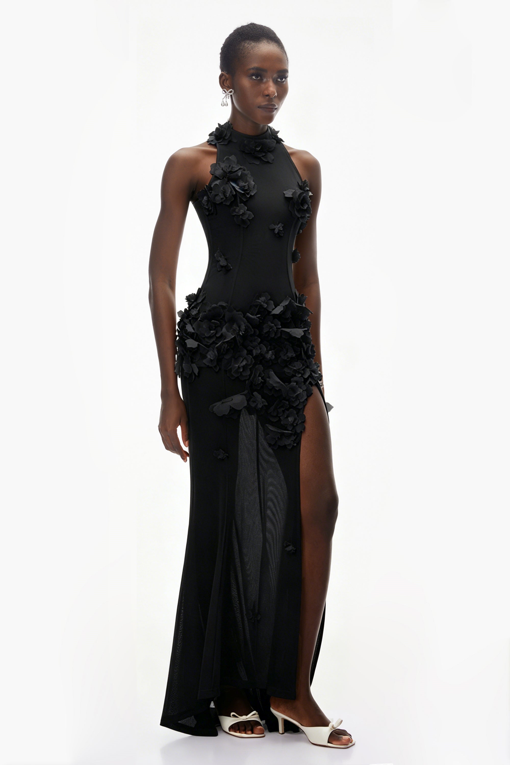 Robe longue noire à dos nu avec application florale en 3D