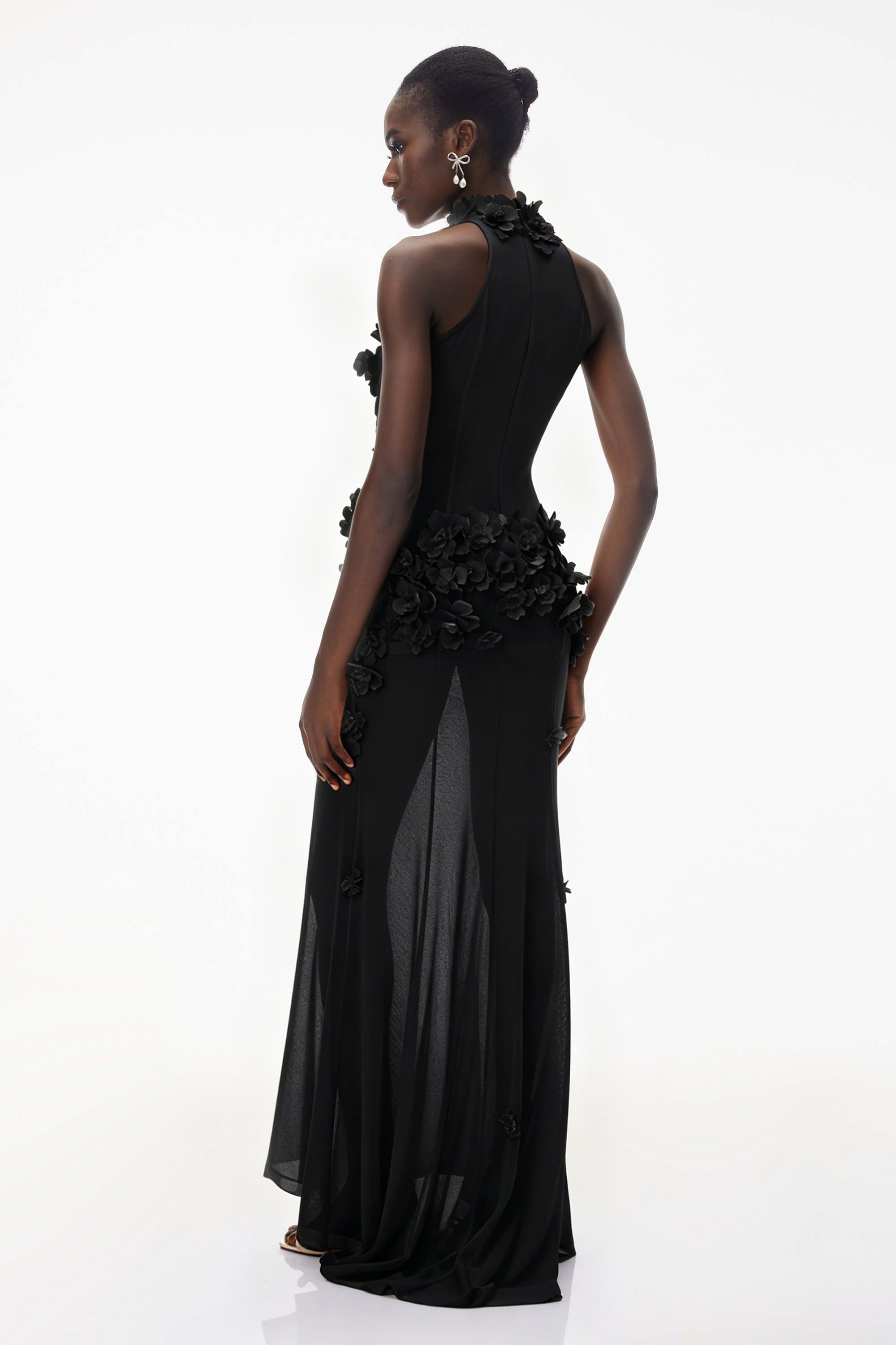Robe longue noire à dos nu avec application florale en 3D