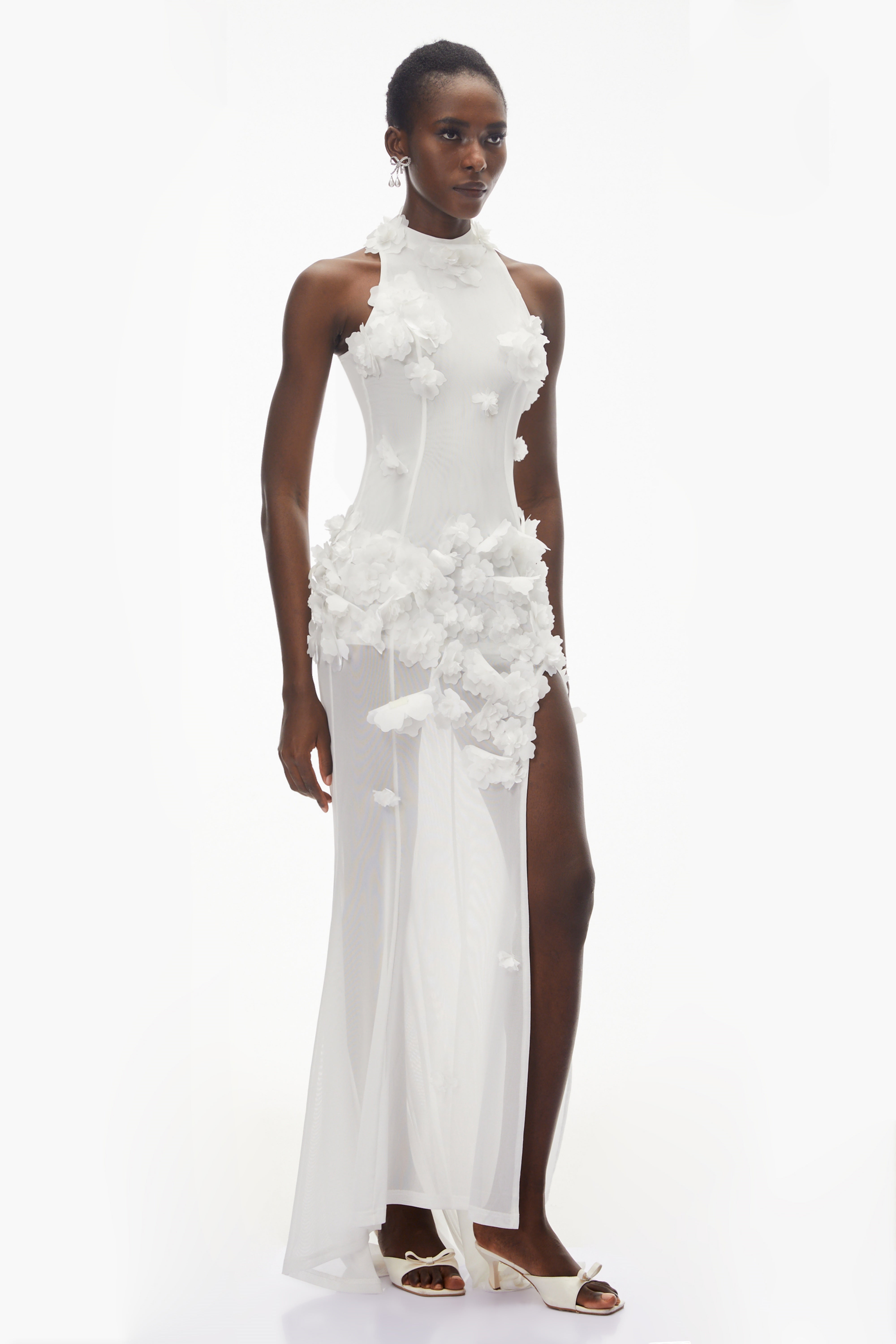 Robe longue blanche à col licou avec des applications florales en 3D