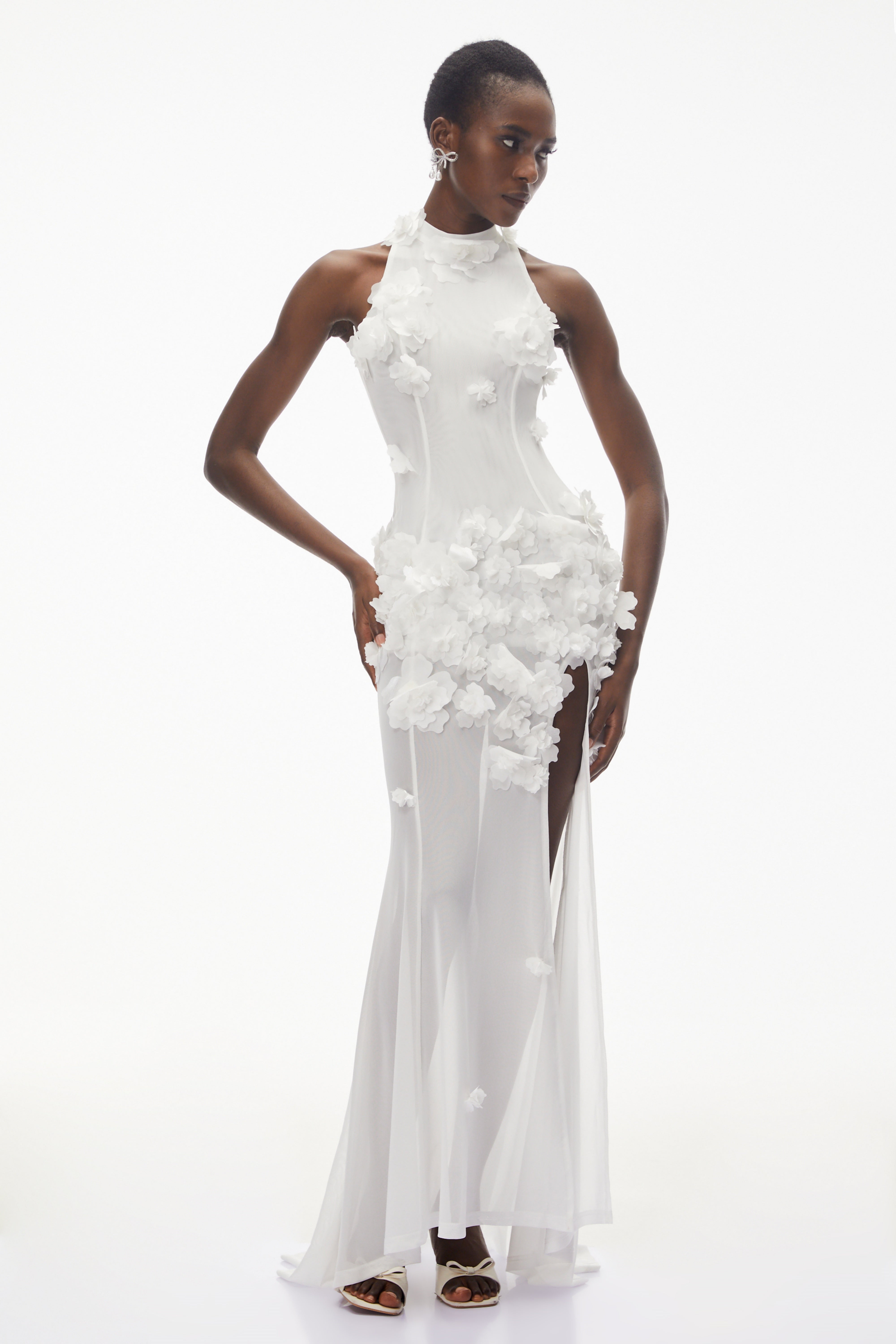 Robe longue blanche à col licou avec des applications florales en 3D