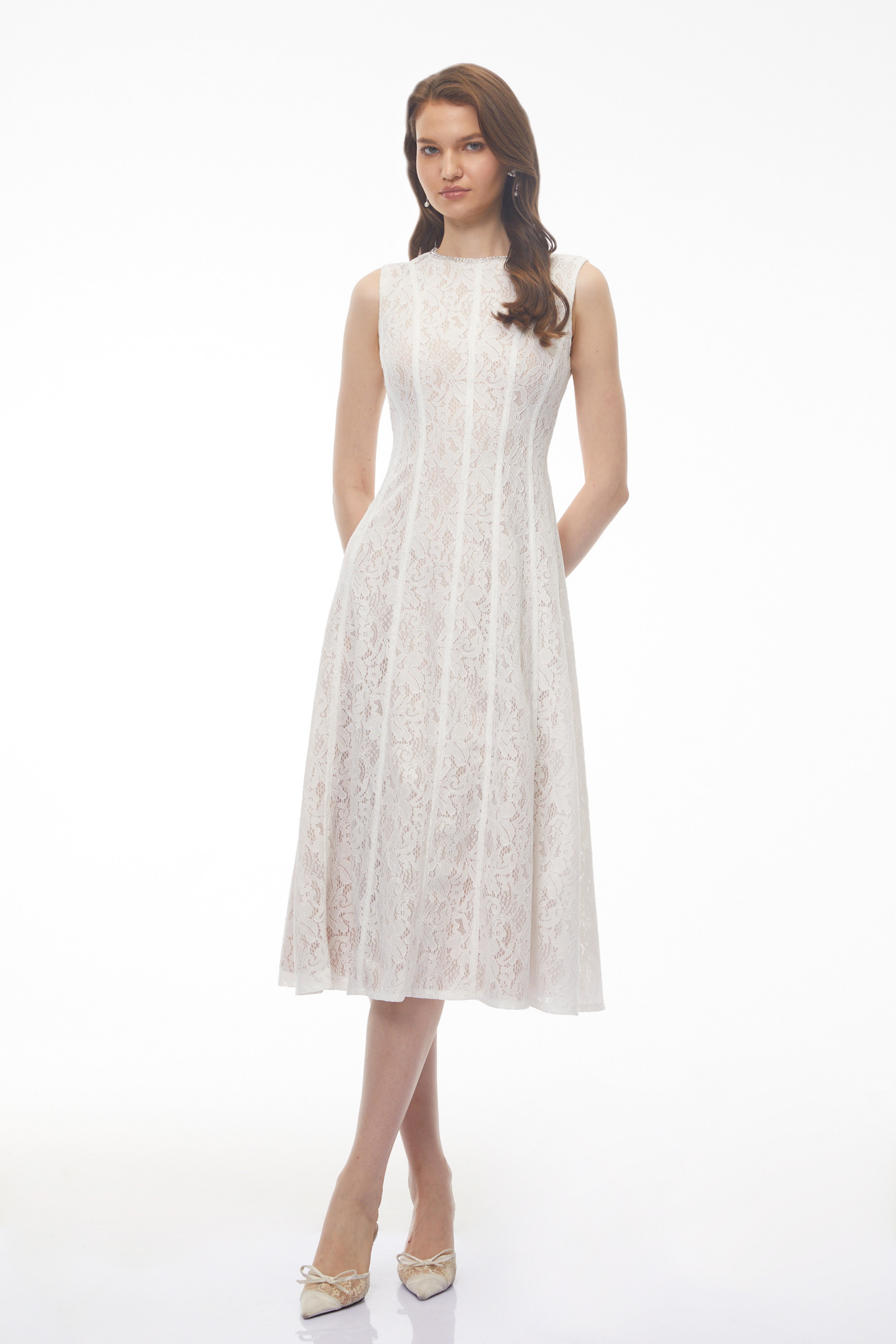 Robe mi-longue sans manches en dentelle à fleurs « Guinevere White »