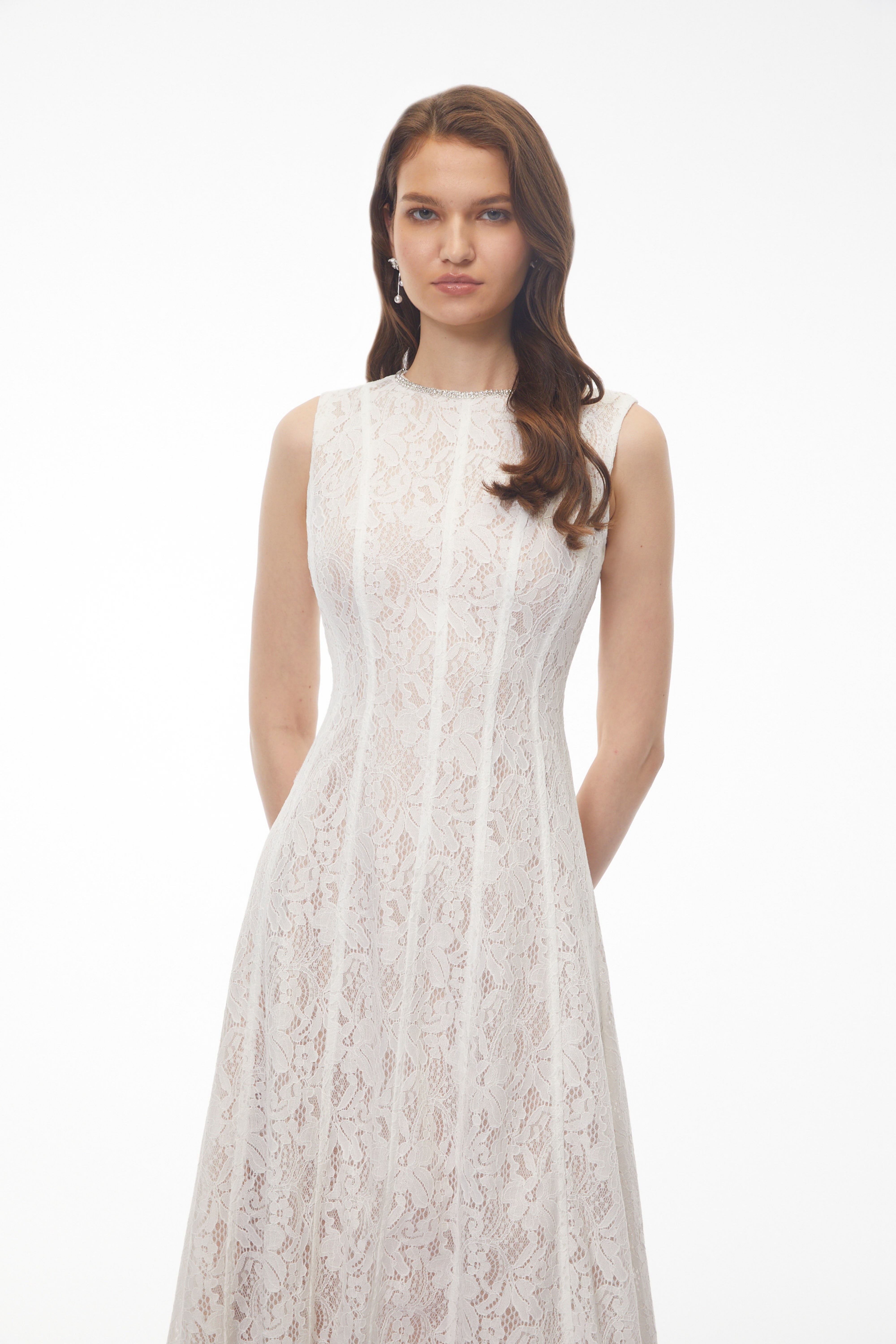 Robe mi-longue sans manches en dentelle à fleurs « Guinevere White »