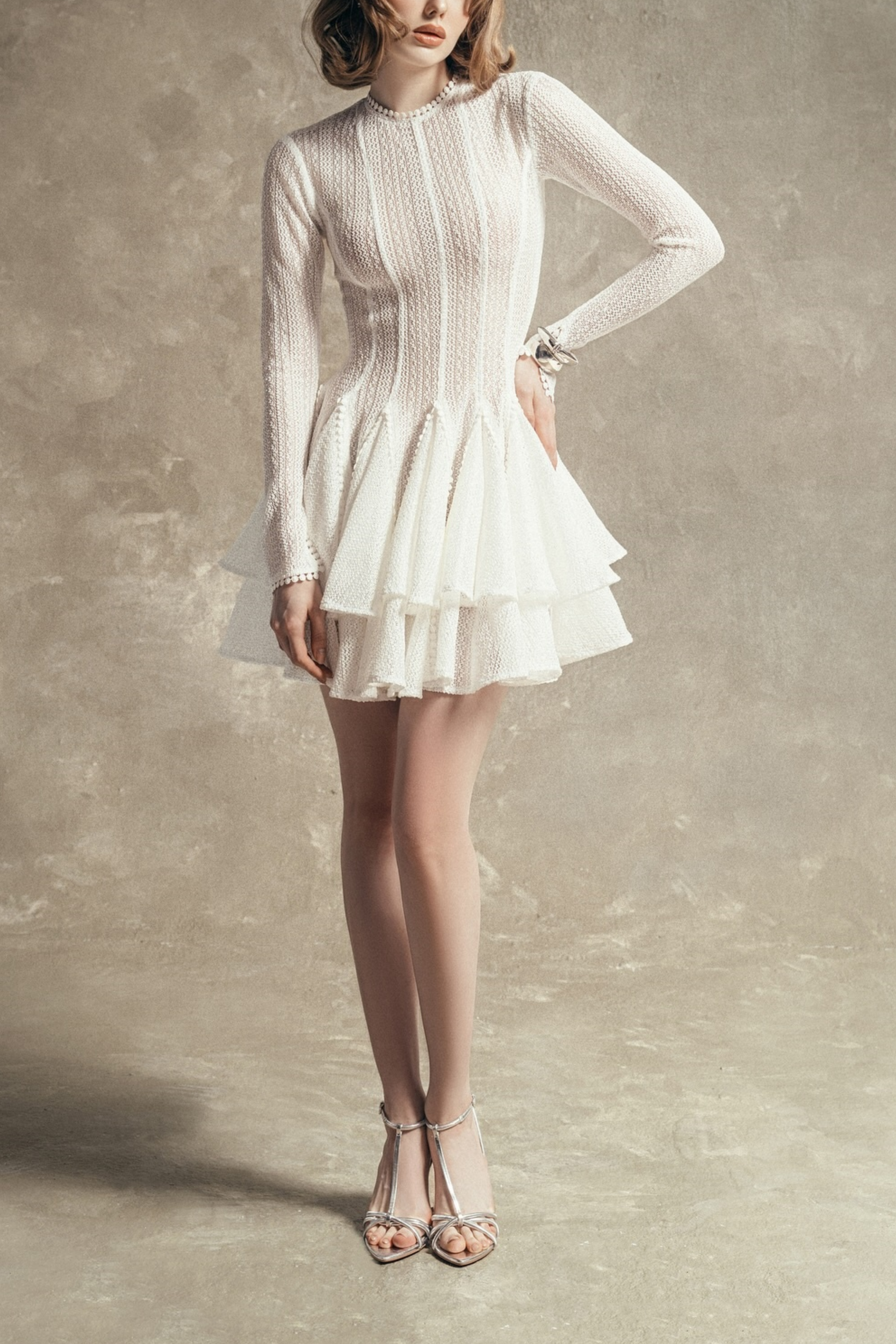 Hallie White Mini-Kleid mit Lagen-Design und Puffärmeln