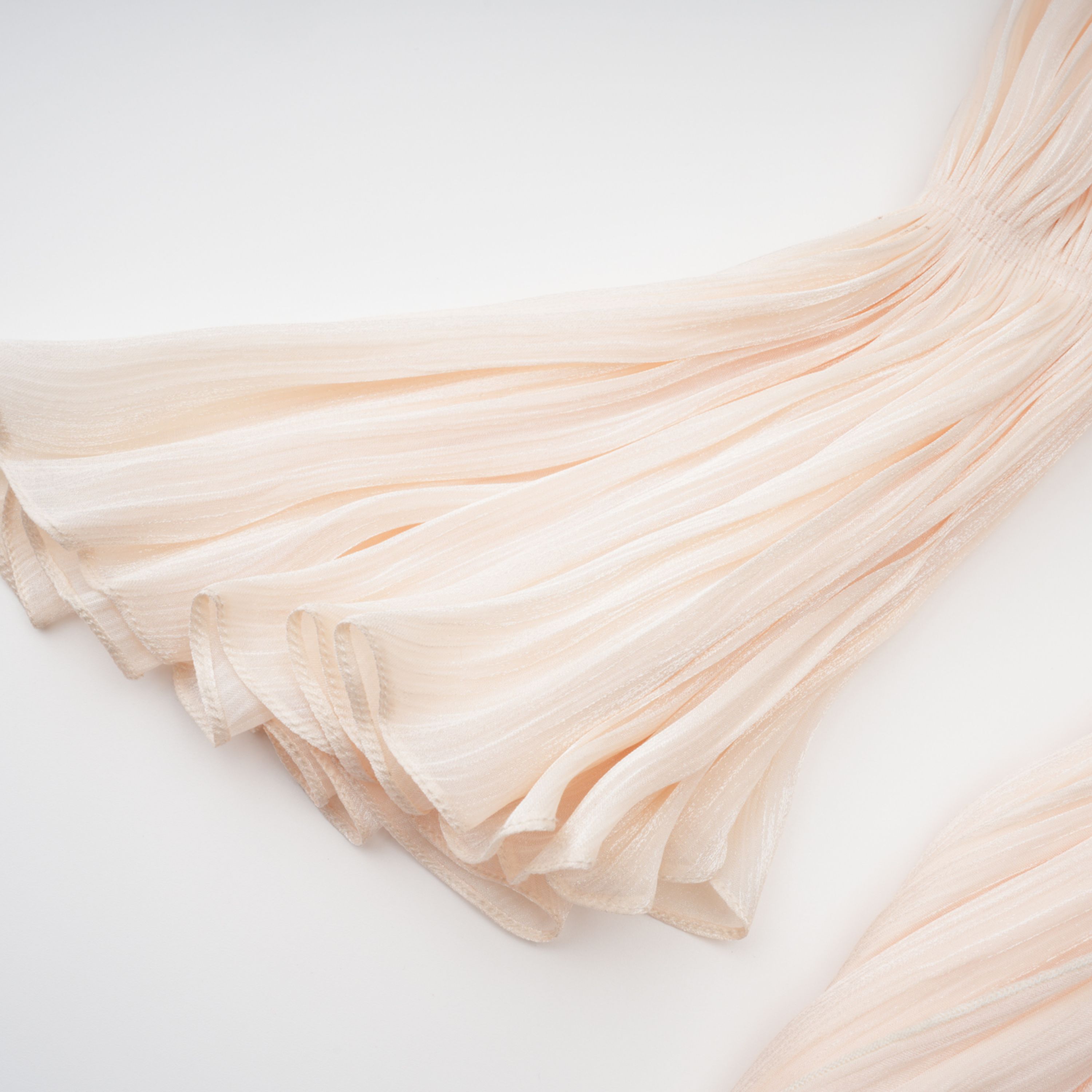 فستان قصير مطوي ومكشكش من Halvard Neutrals