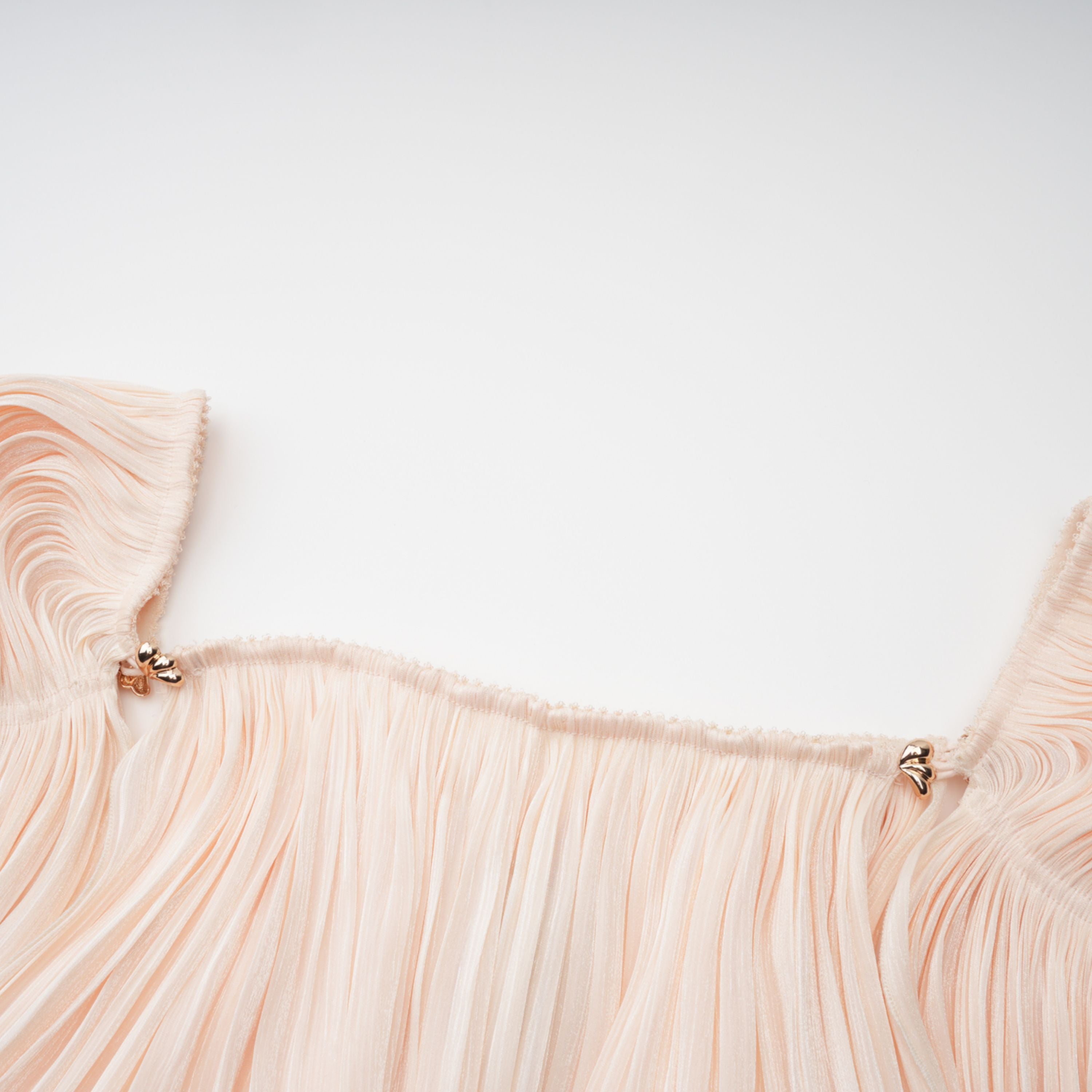 فستان قصير مطوي ومكشكش من Halvard Neutrals