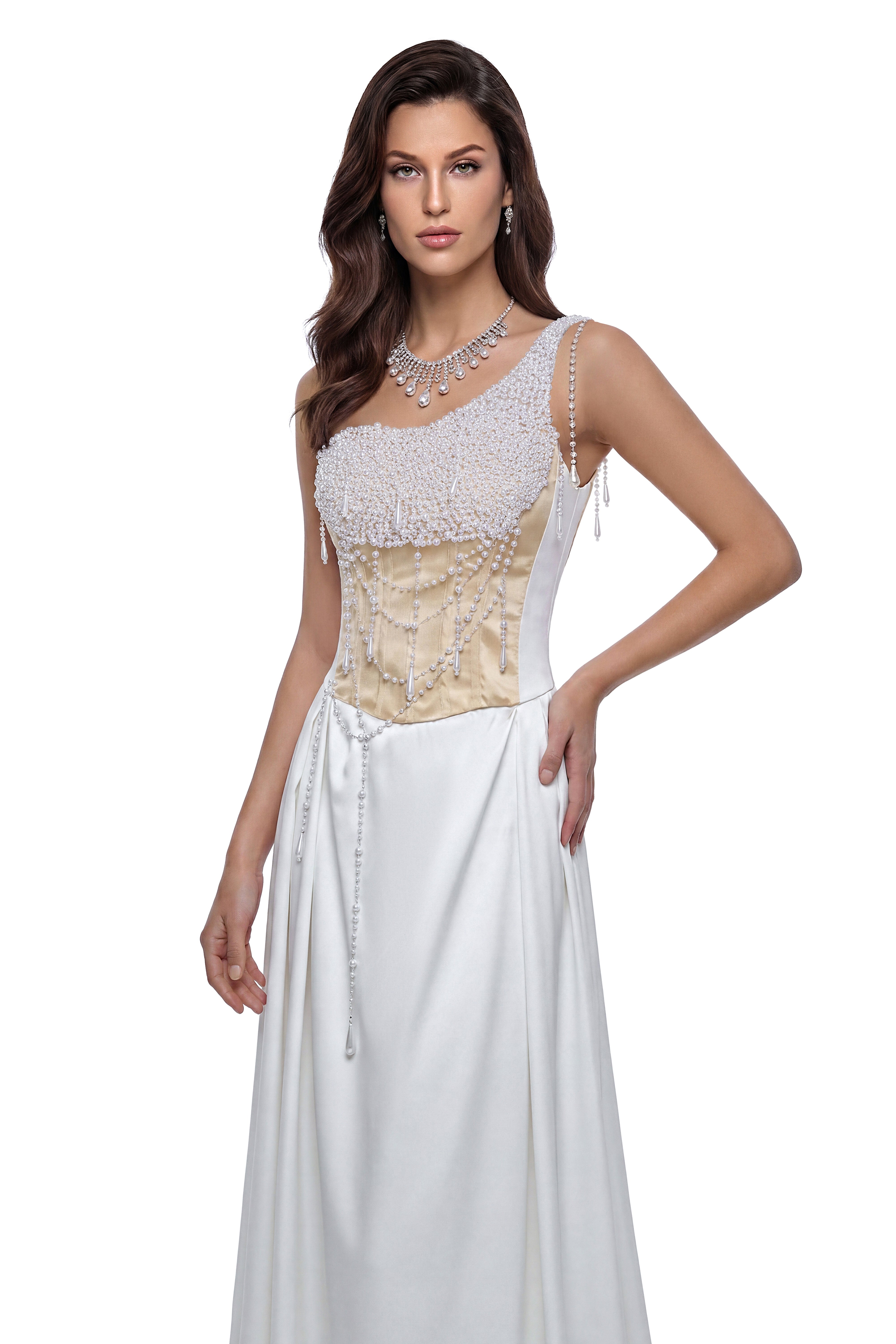 Robe longue blanche froncée Hasti avec détail chaîne
