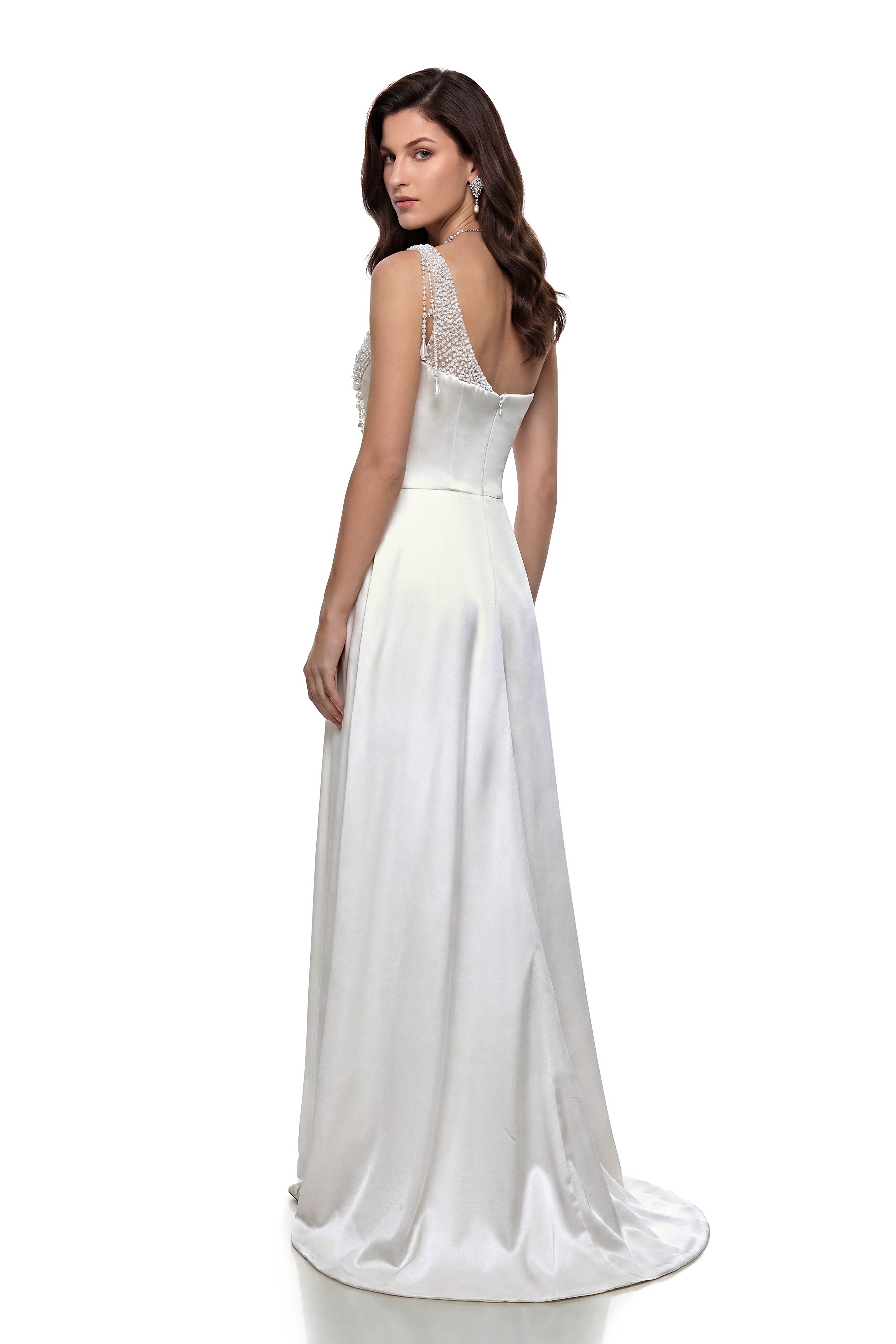 Robe longue blanche froncée Hasti avec détail chaîne
